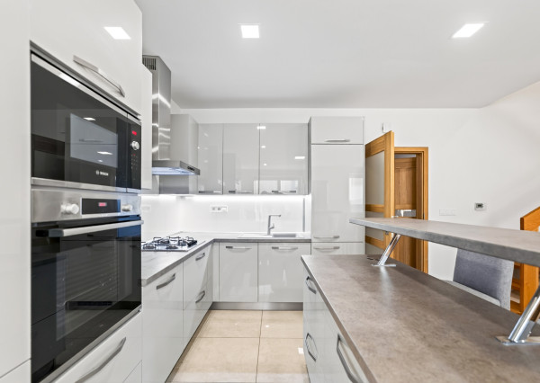 Na predaj 4 izbový dom, 149m2, garáž, Prievidza