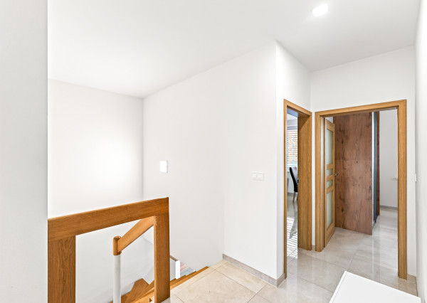 Na predaj 4 izbový dom, 149m2, garáž, Prievidza