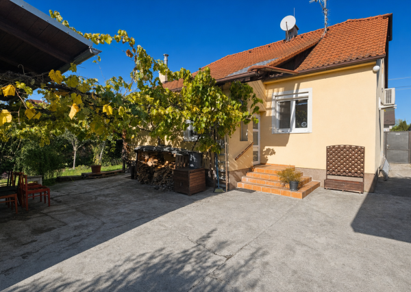 Na predaj 3 izbový rodinný dom, krb a garáž, Stupava