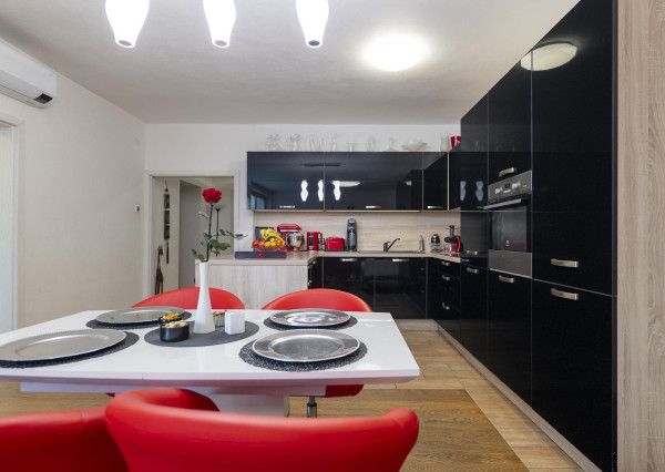 Pôvodne 5i byt prerobený na pekný 4i, dve terasy, po kompletnej rekonštrukcii, 141,4 m²