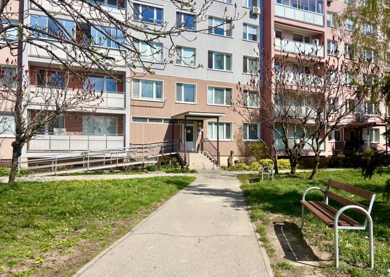 PREDANÉ! IBA U NÁS! Na predaj priestranný 3 izbový byt s loggiou, Košice