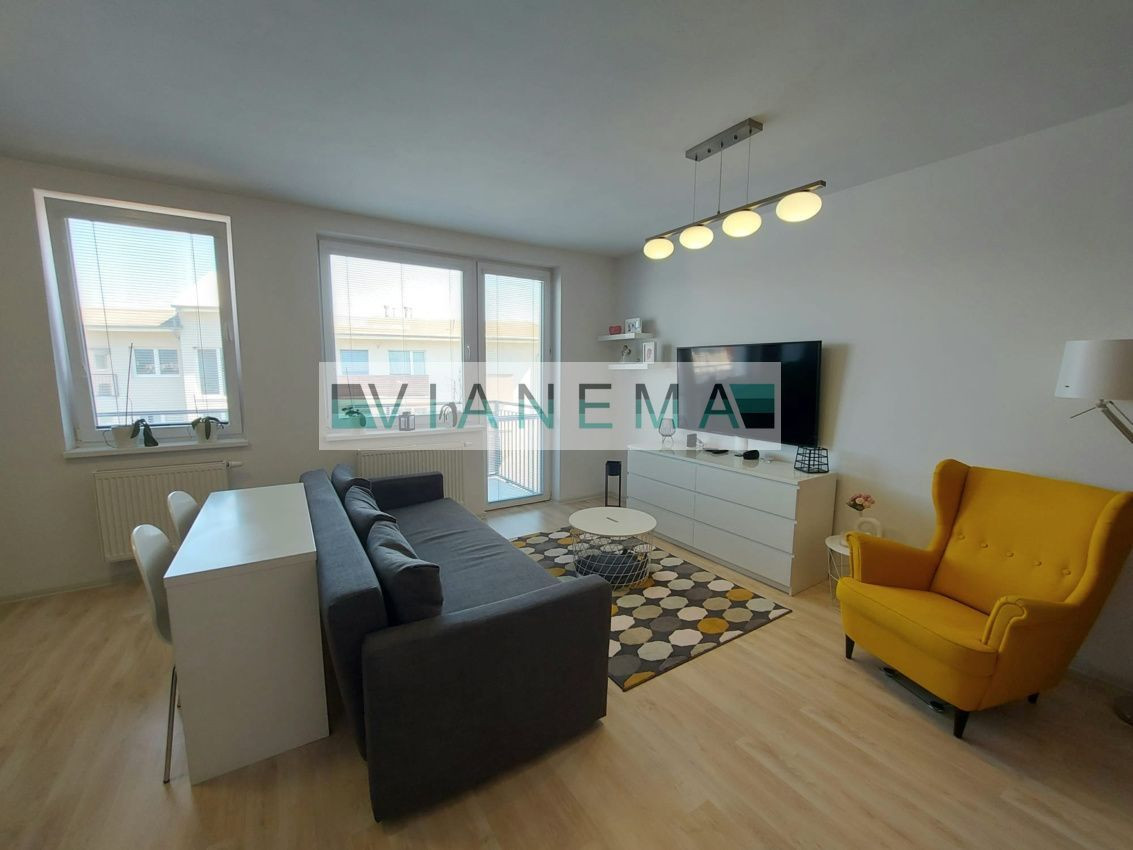 IBA U NÁS! Exkluzívne ponúkame 1-izb. byt s parkovaním, Slovenský Grob