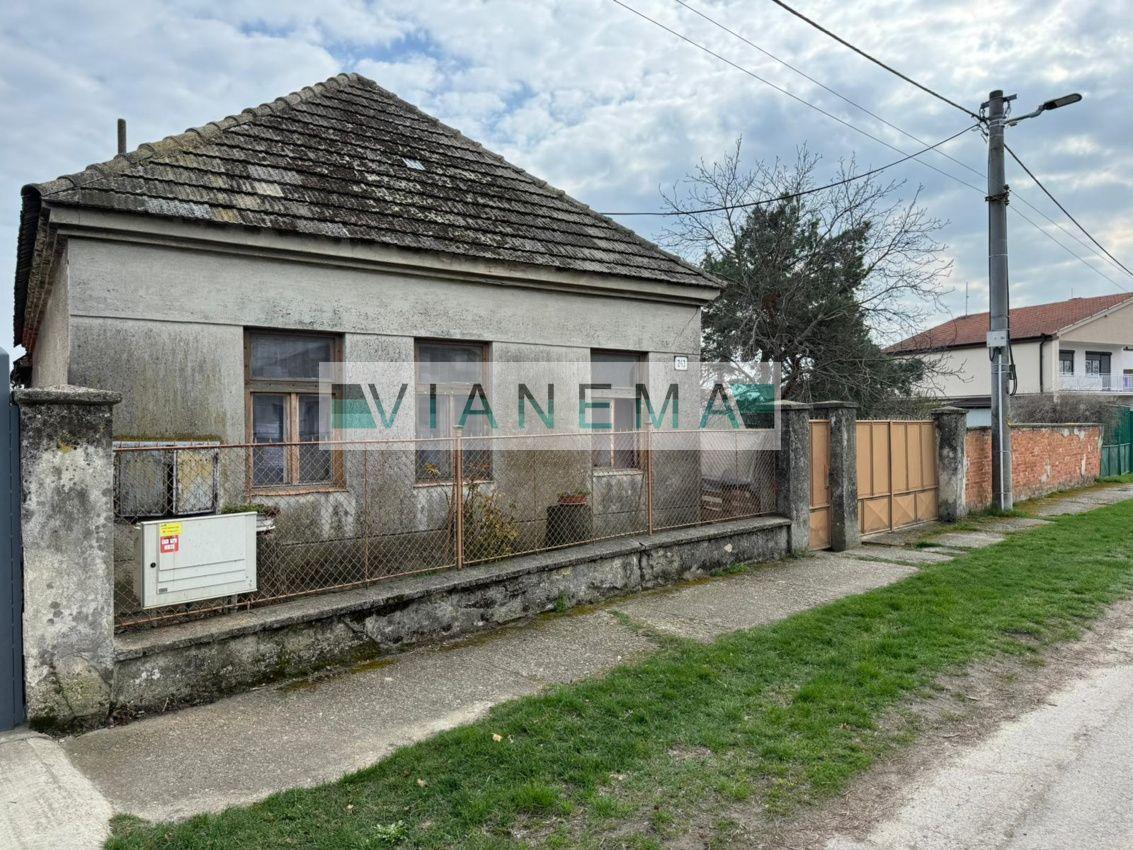 REZERVOVANE! Exkluzívne stavebný pozemok s domom Kajal