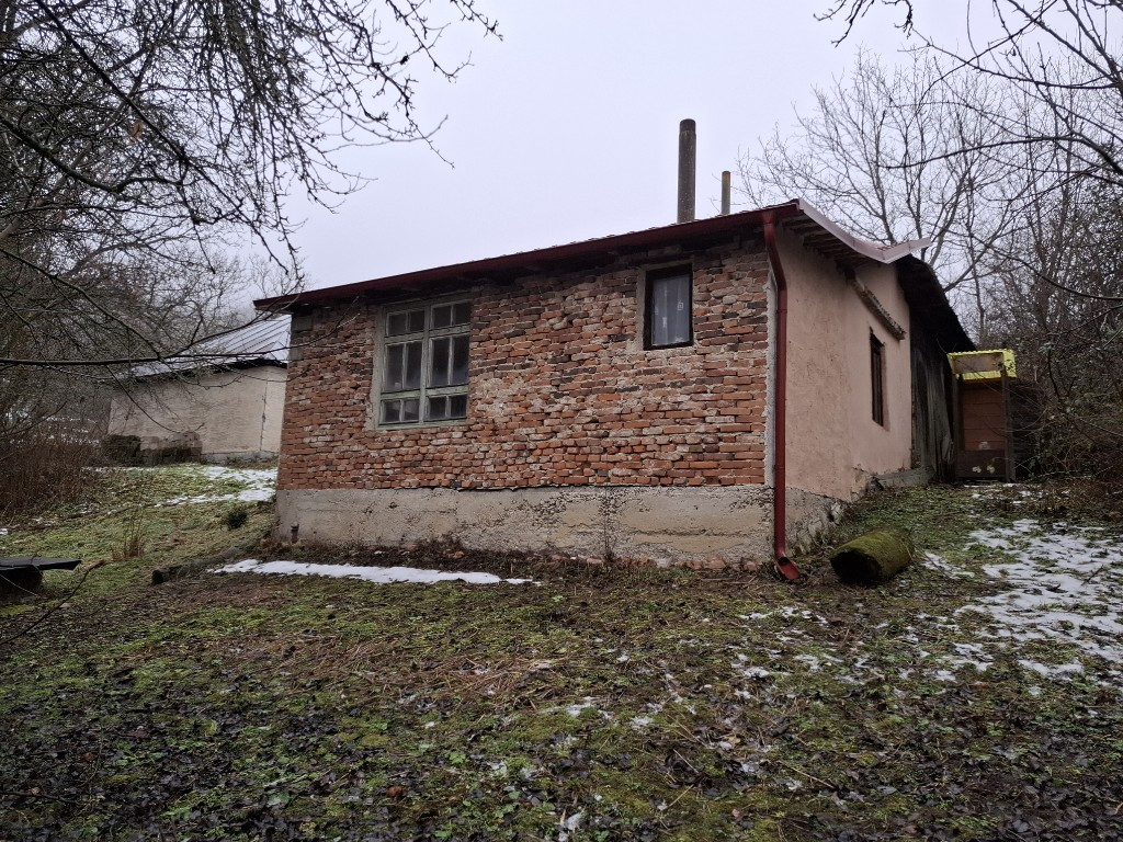 Chalupa na spoločnom pozemku pod horami nad obcou Haluzice