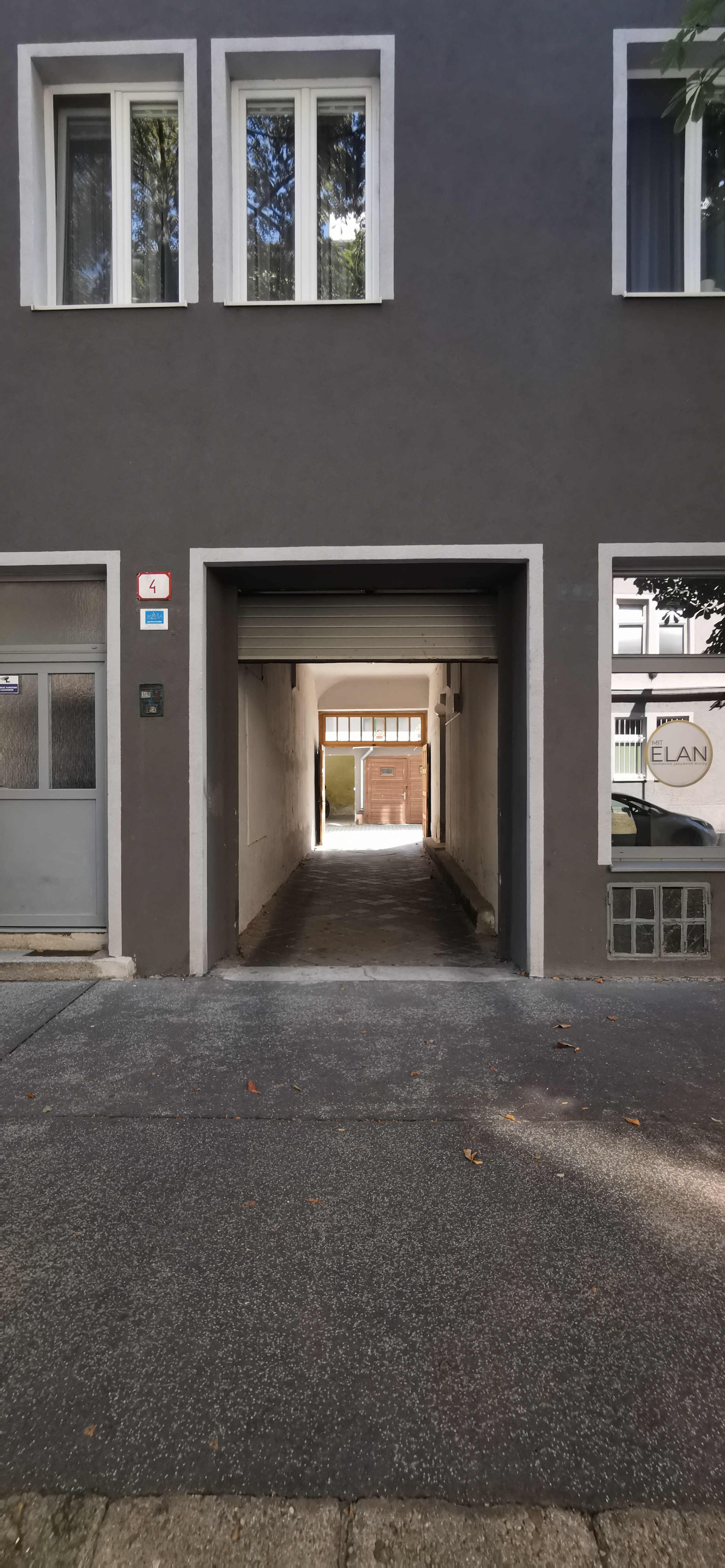 Ponúkame Vám na predaj samostatnú garáž v uzavretom dvore