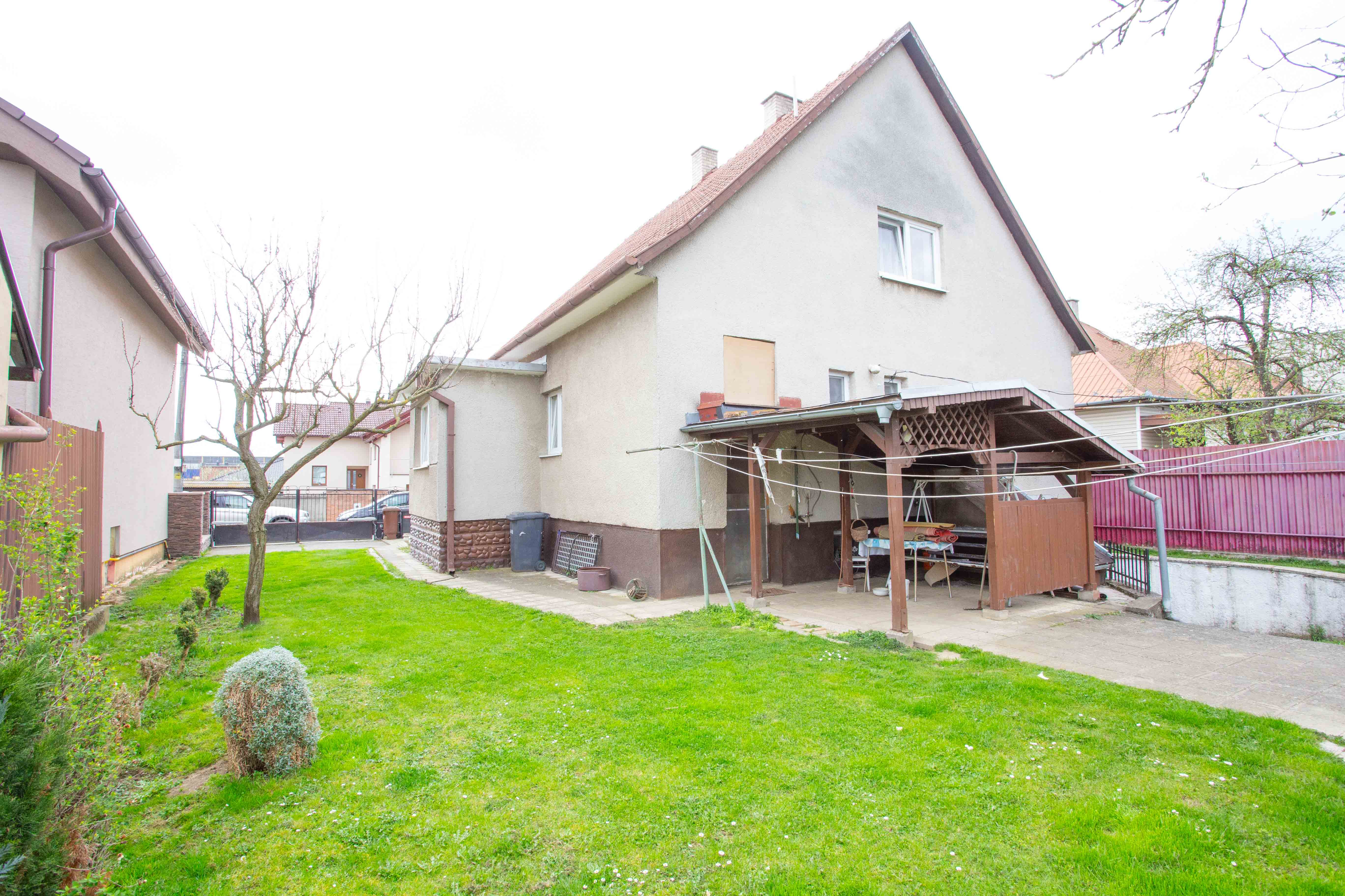 IBA U NÁS! REZERVOVANÉ! Veľký RD s úžit.200m2 a pozem.946 m2