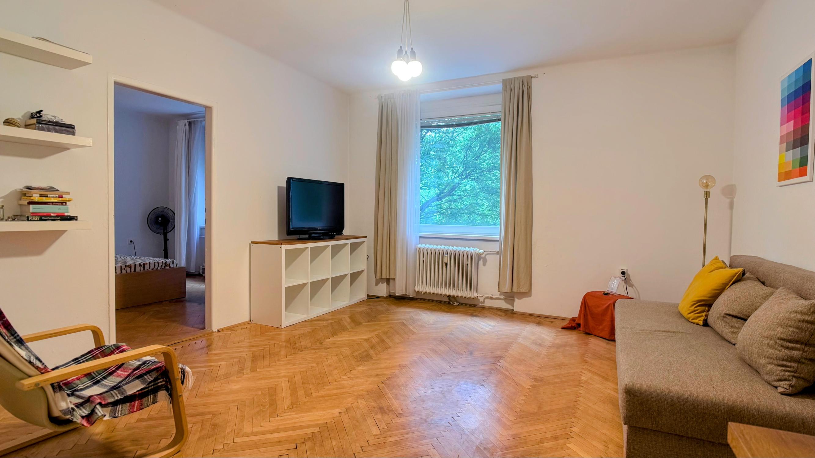 IBA U NÁS! svetlý a priestranný byt s dubovými parketami