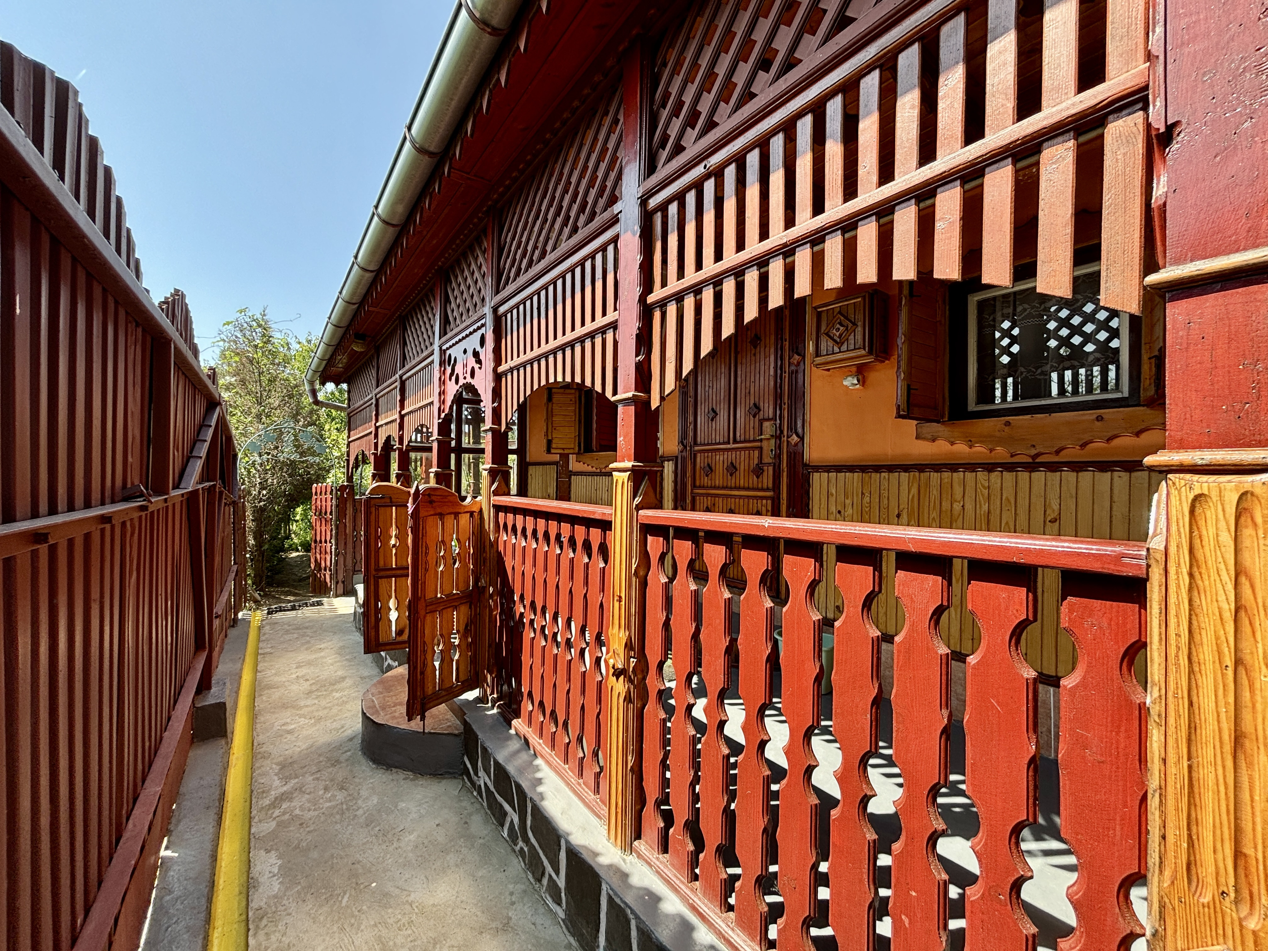 IBA U NÁS!Na predaj drevená Chata, vinice, Kráľovský Chlmec