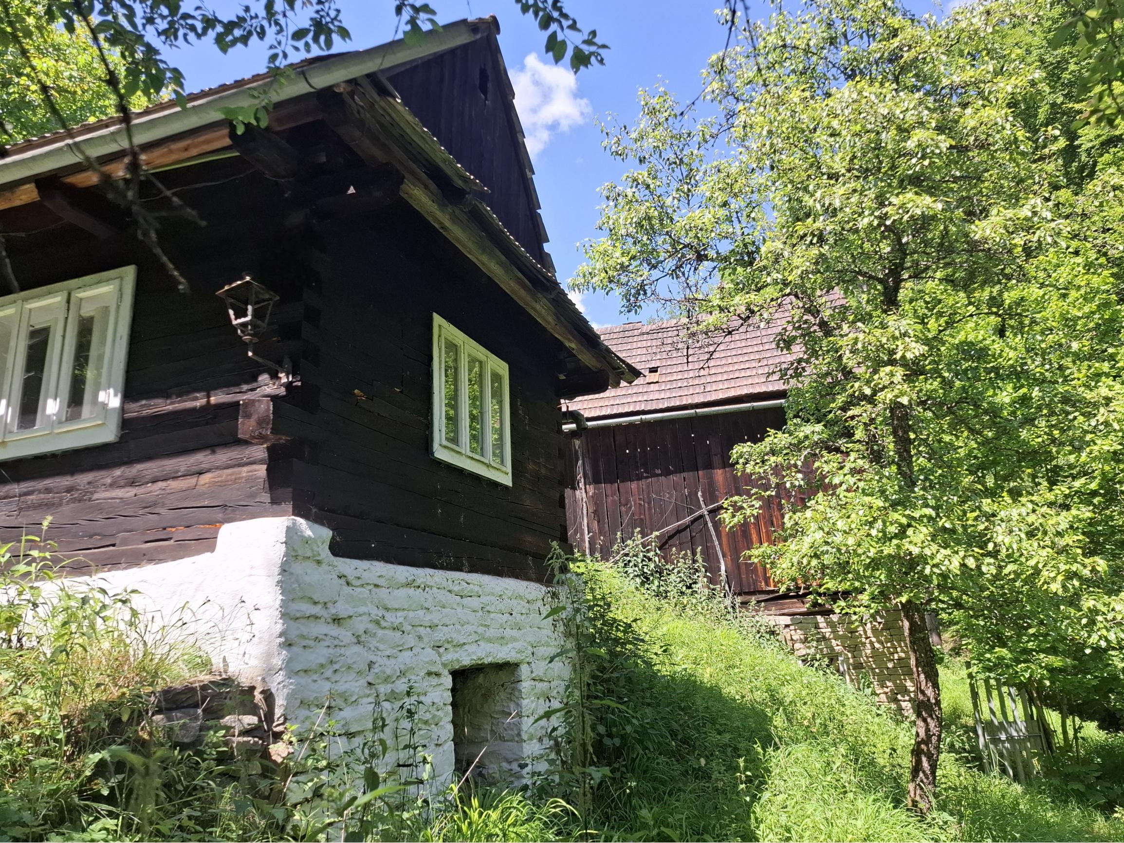 IBA U NÁS! Drevenica so stodolou na predaj - Dolná Mariková