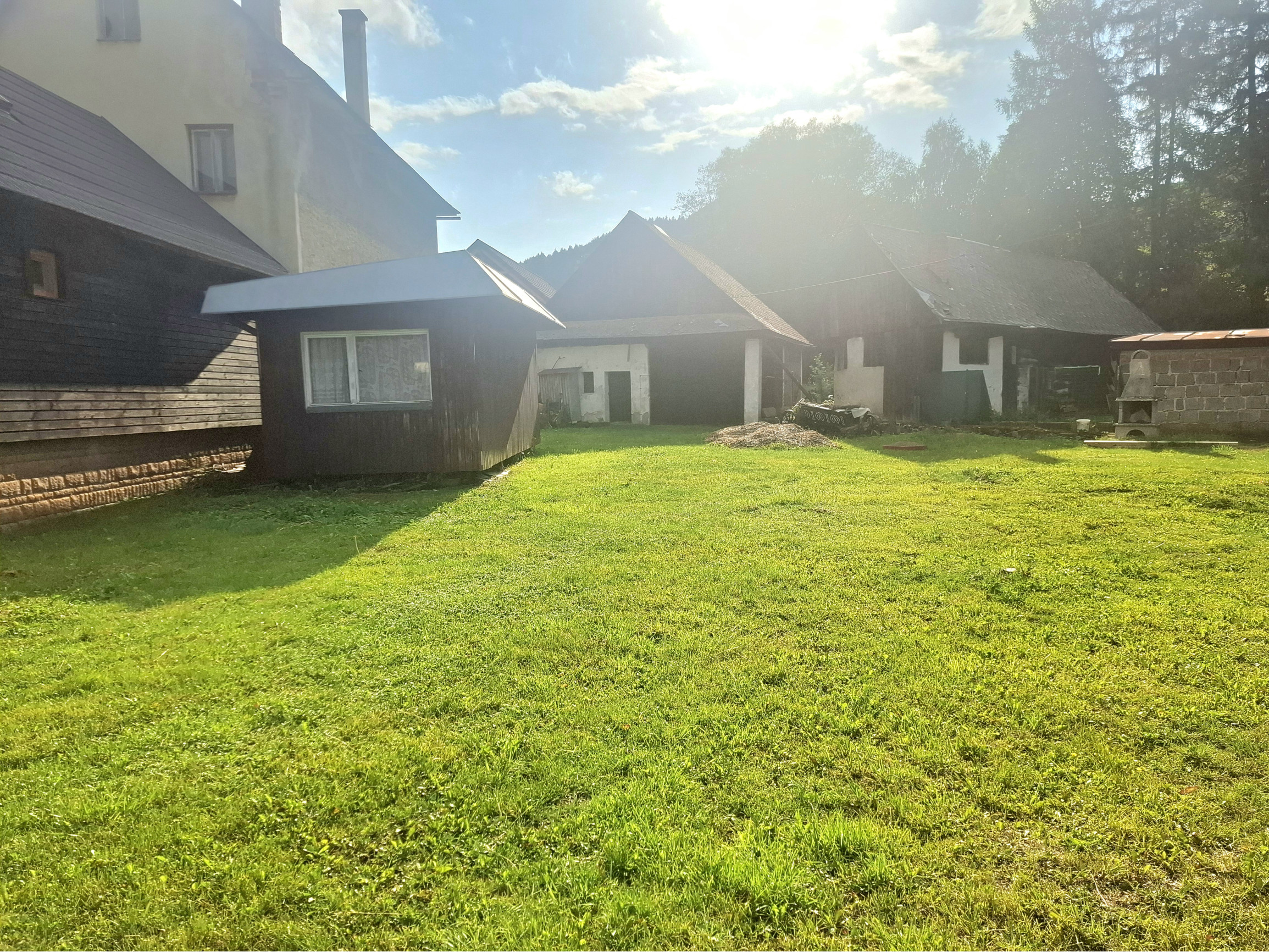 NA PREDAJ Stavebný pozemok so stodolou na kraji obce Čičmany