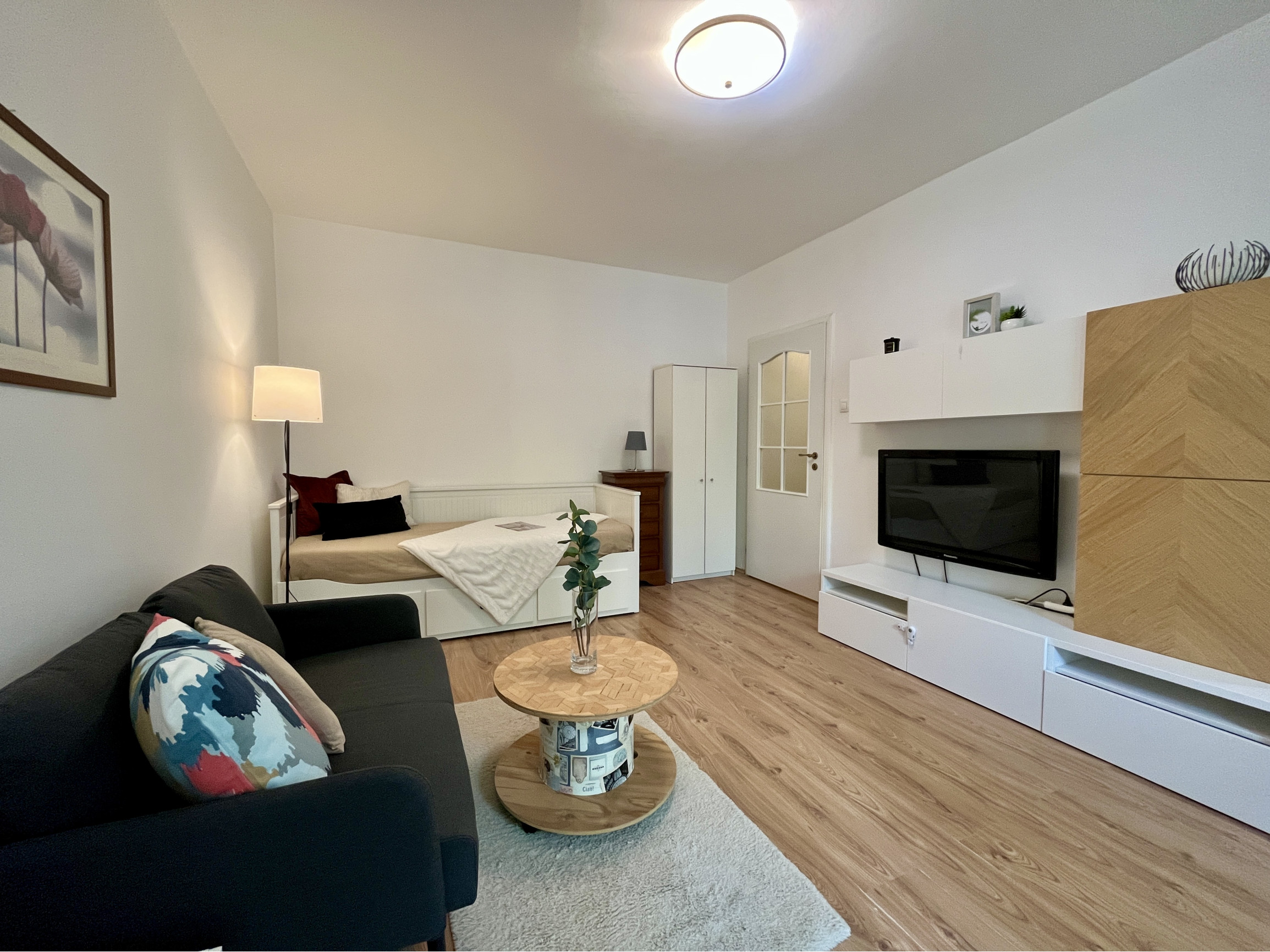 IBA U NÁS! Prenájom 1-izbového bytu s klímou a loggiou, BA-Rača