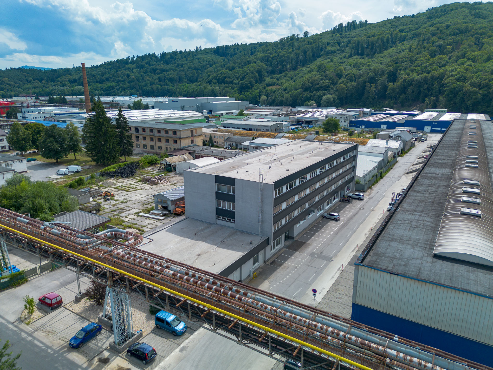 IBA U NÁS!Na prenájom 3-podlažná budova v Považskej Bystrici