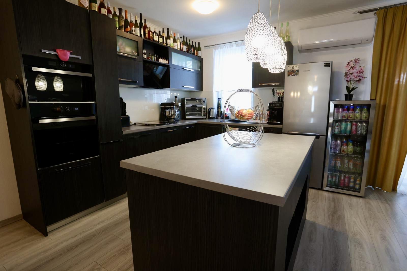 NA PREDAJ! 4-izbový rodinný dom zariadený so záhradkou