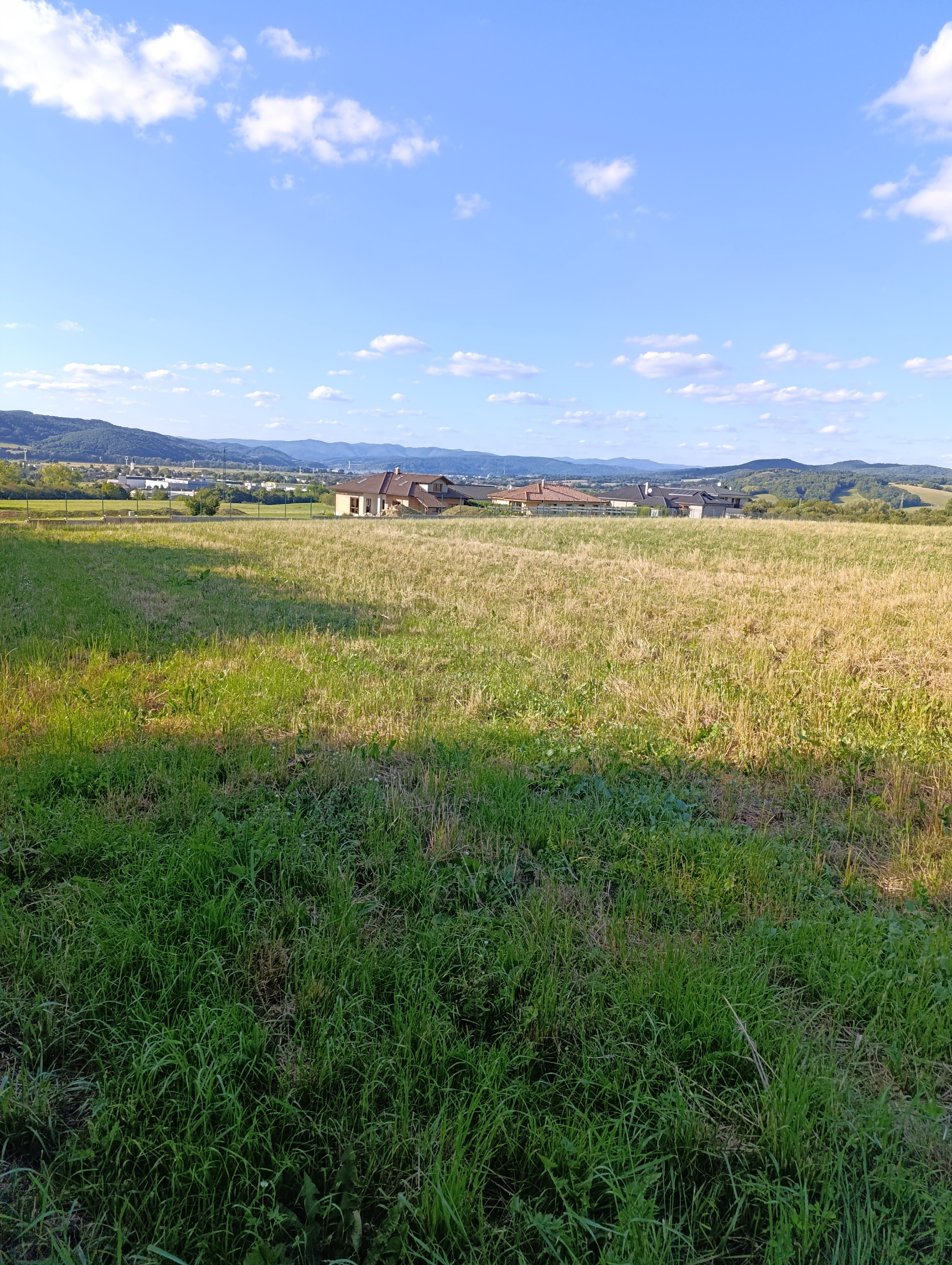 NA PREDAJ slnečný pozemok na výstavbu RD  Beluša,1935m2