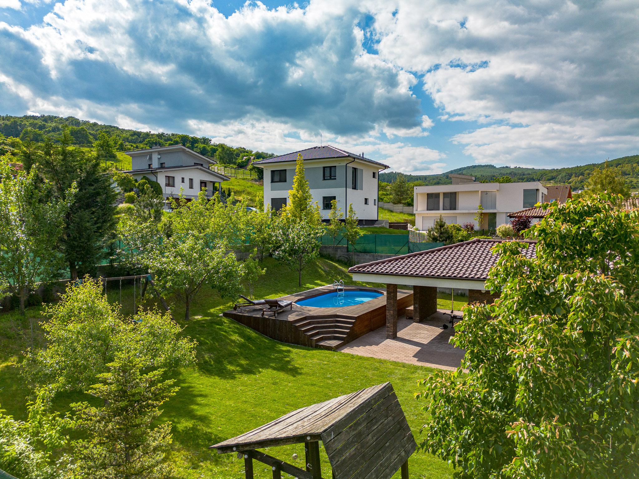 Na predaj 6-izbový dom s bazénom, Limbach