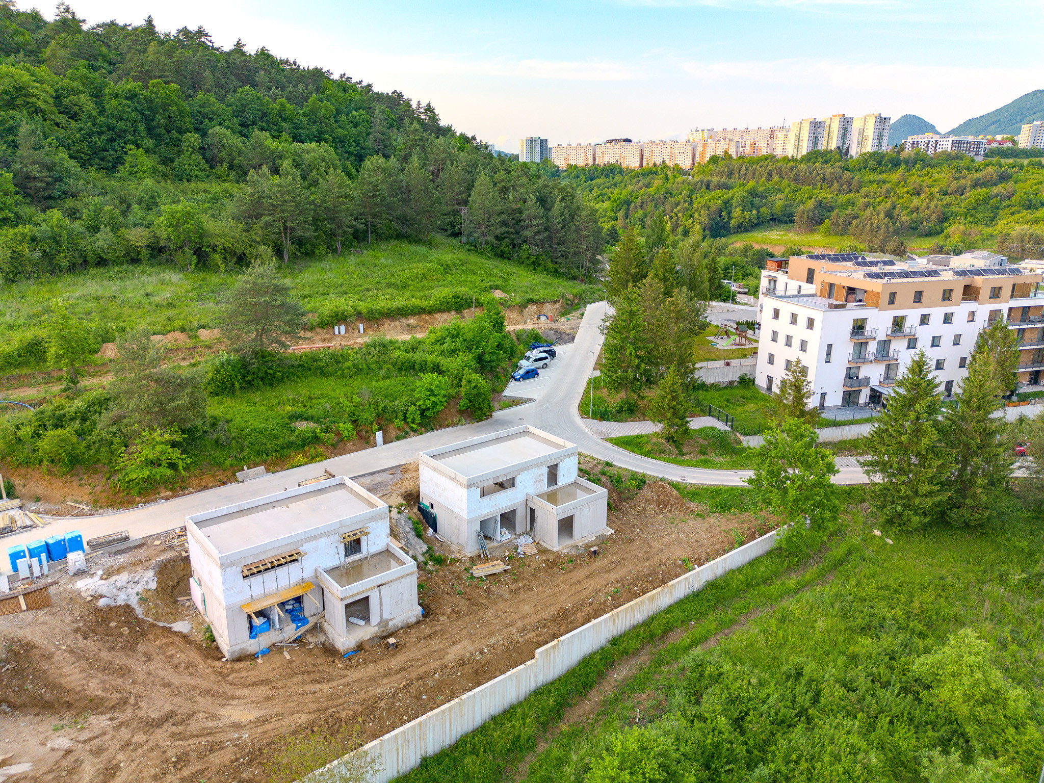 IBA U NÁS! 2 podľažný 4i rodinný dom s dvojgarážou,830m2 PB