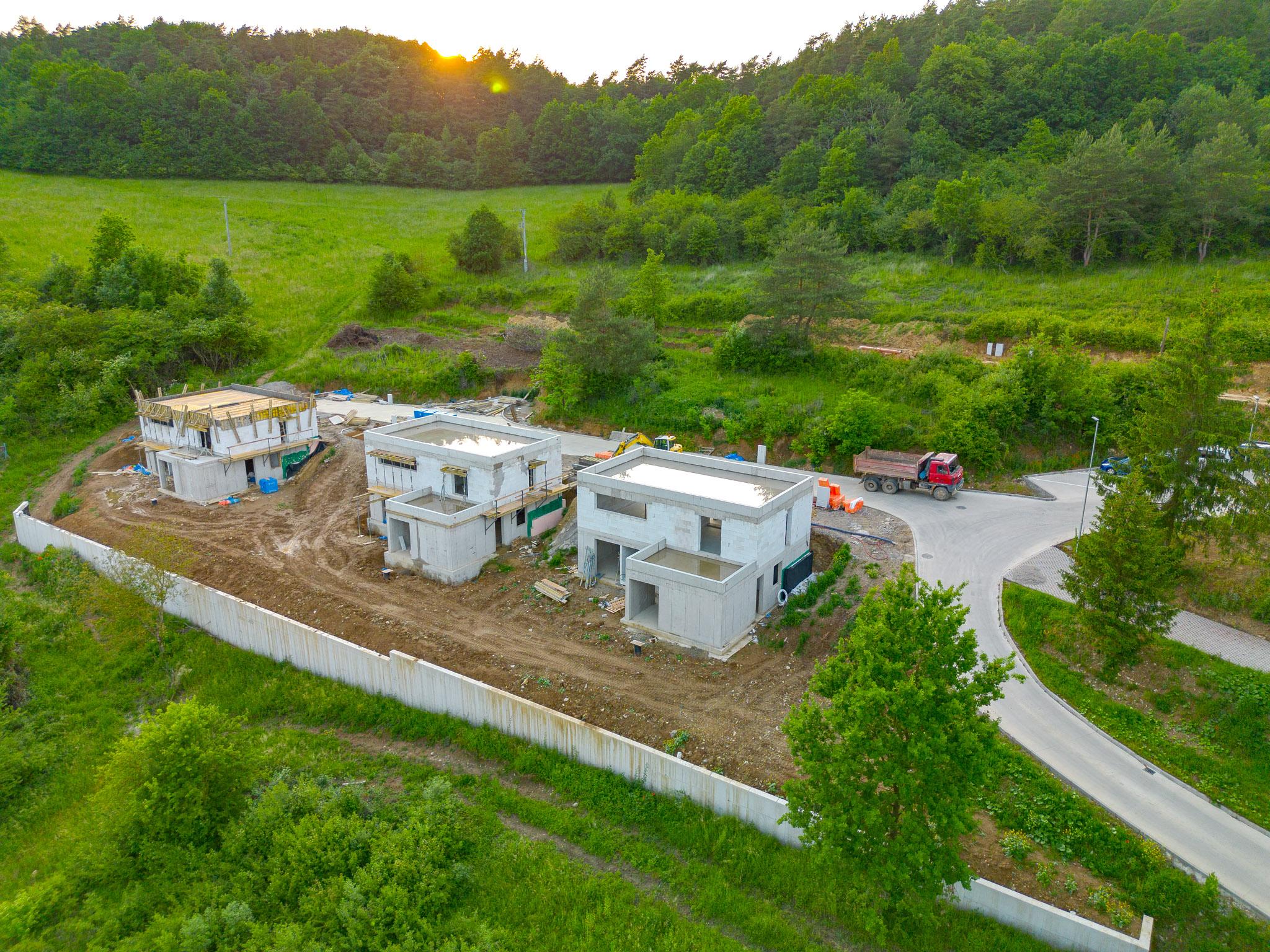 IBA U NÁS! Moderný 4i rodinný dom s dvojgarážou, 770m2,PB