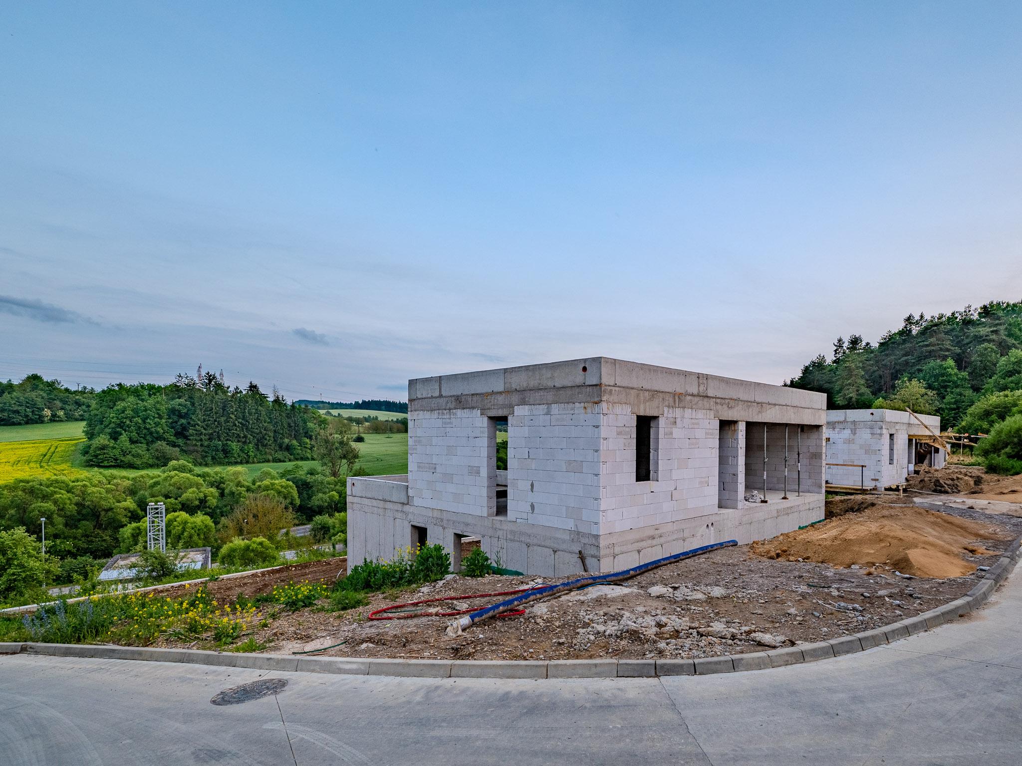 IBA U NÁS! Výnimočný 4i rodinný dom s dvojgarážou 710m2, PB