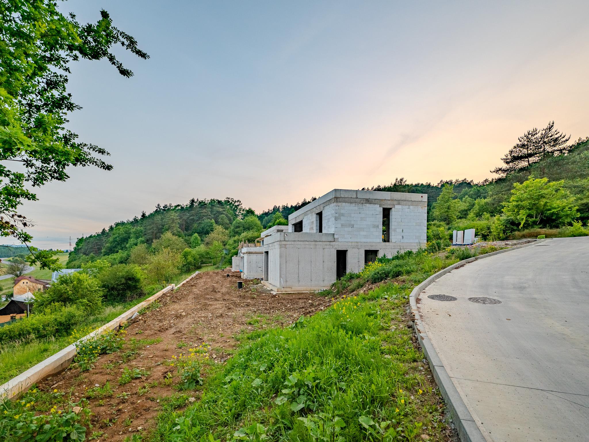 IBA U NÁS! Výnimočný 4i rodinný dom s dvojgarážou 710m2, PB