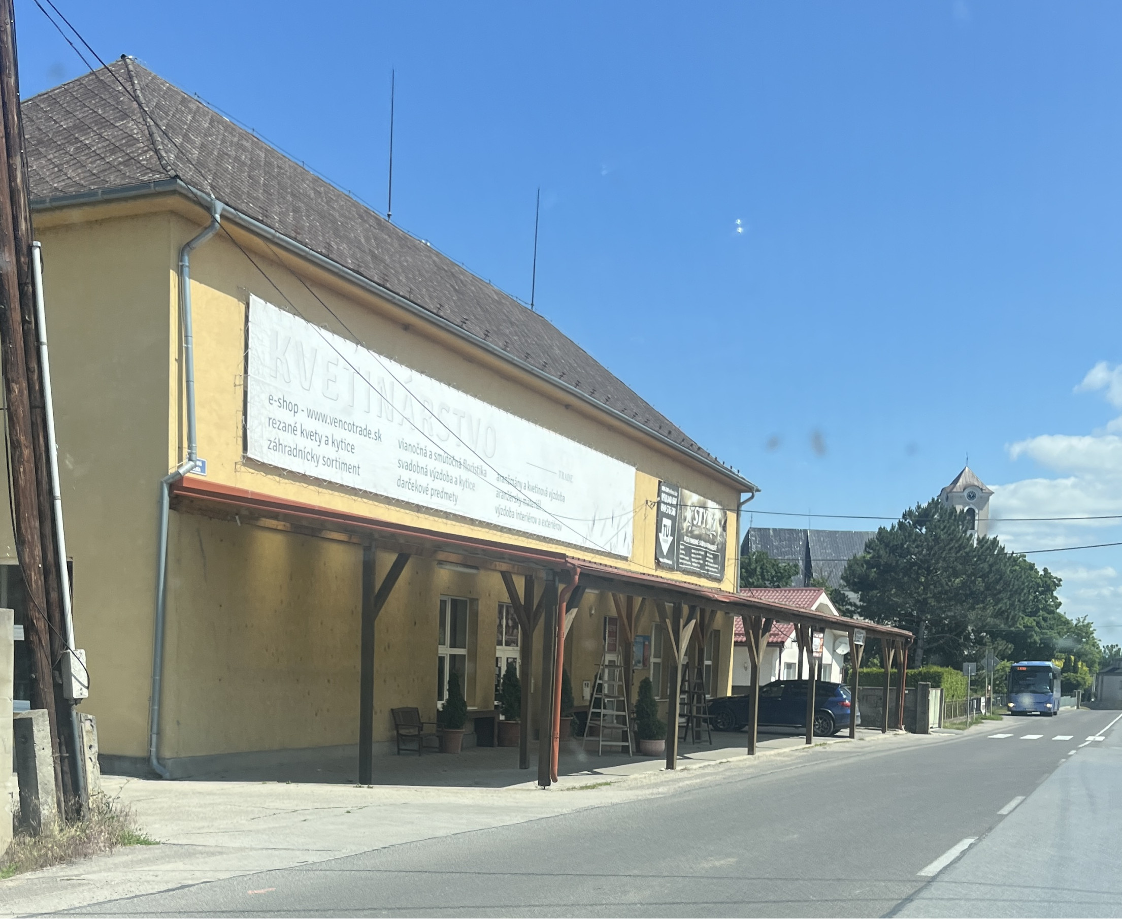 IBA U NÁS! Na predaj polyfunkčná budova v Košeci aj s ubyt.