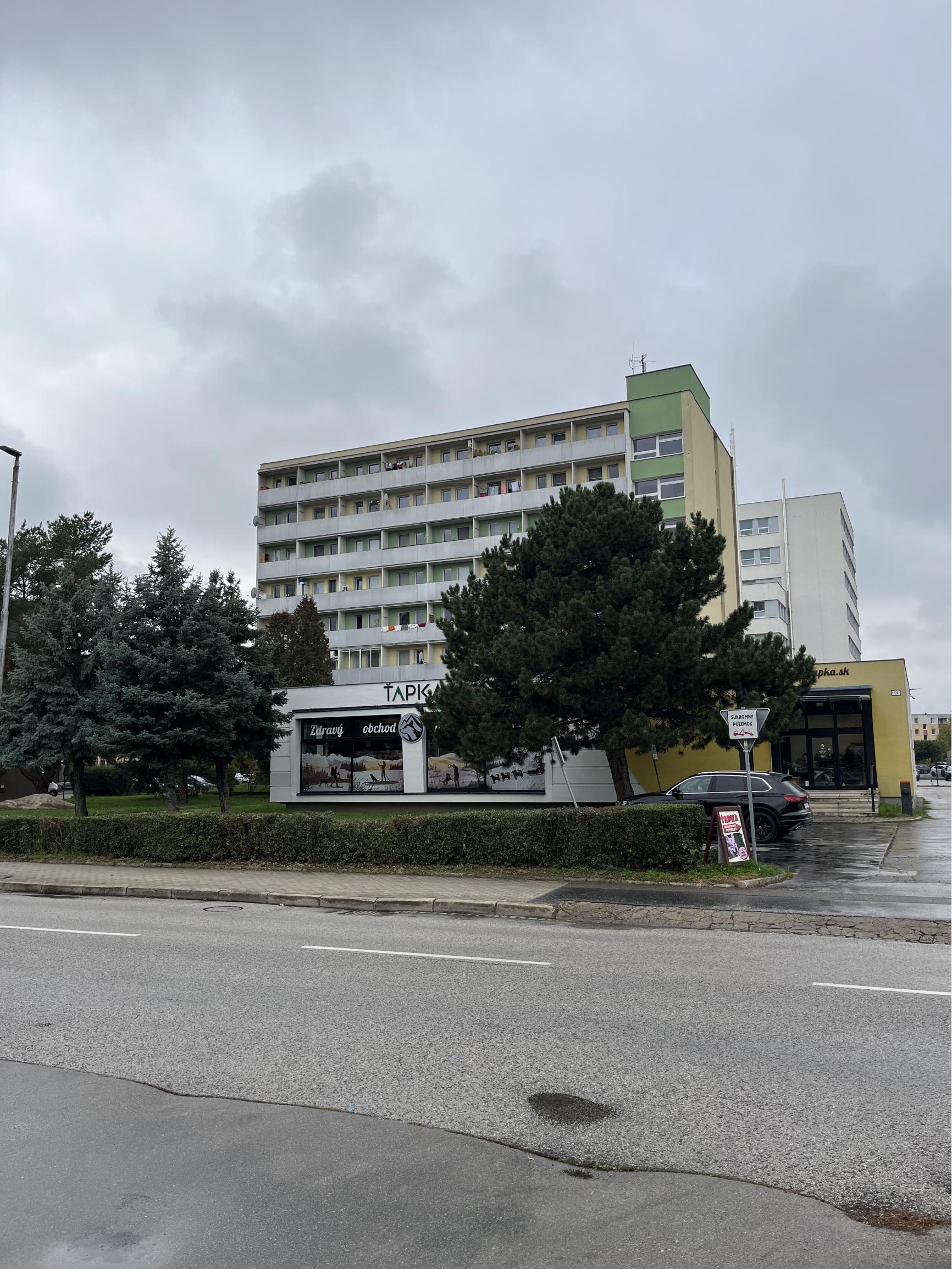 NA PREDAJ 2 izbový byt po čiast.rekonšt, Zlatovská, TN, 49m2