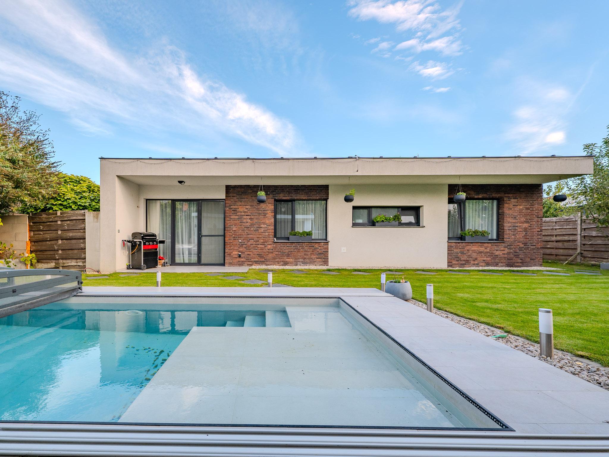 CSAK NÁLUNK! 4 szobás bungaló medencével eladó, Dunaszerdahely