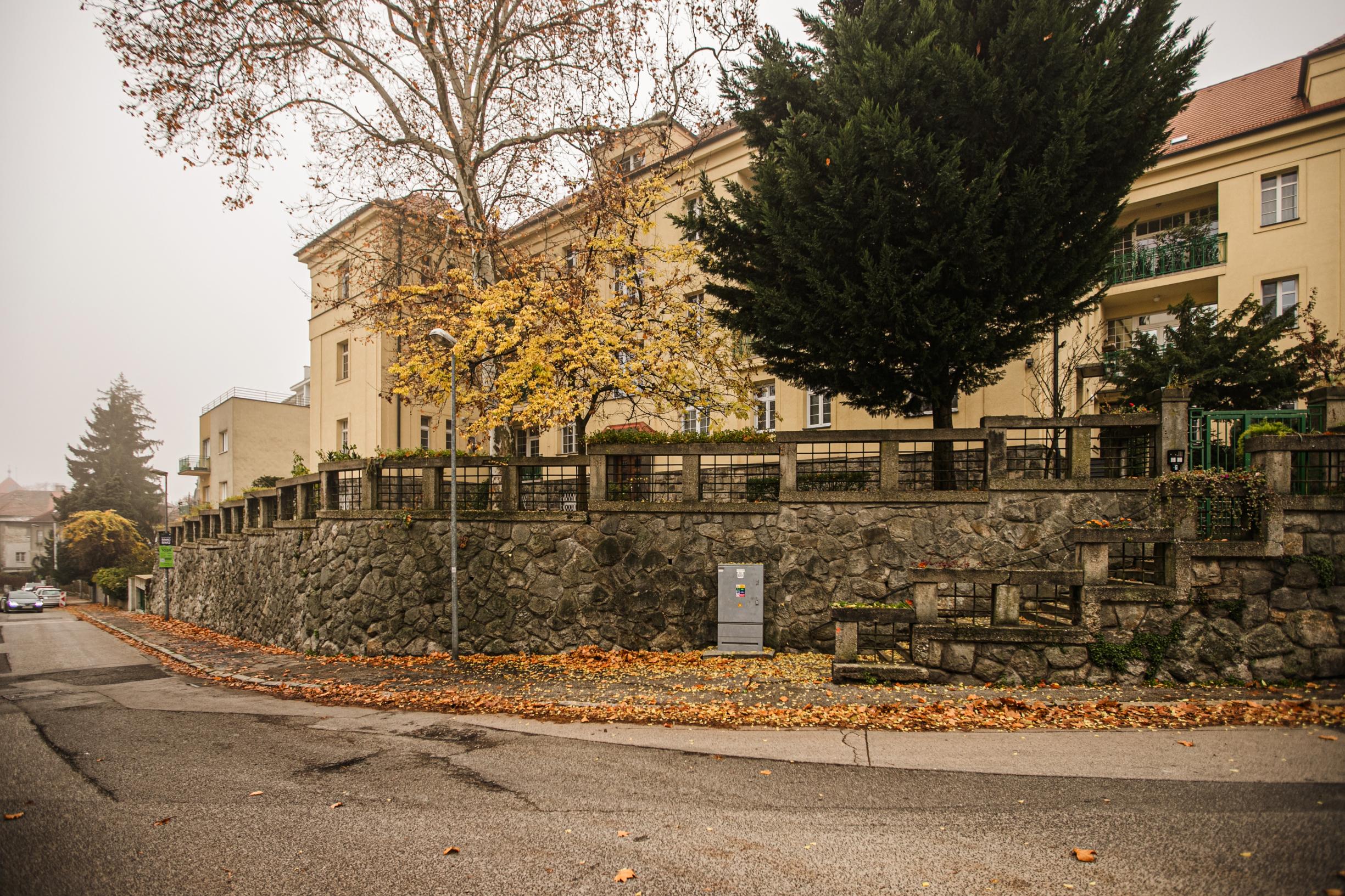 IBA U NÁS! Staromestský 2i byt v pôv. stave,83 m², Holubyho.