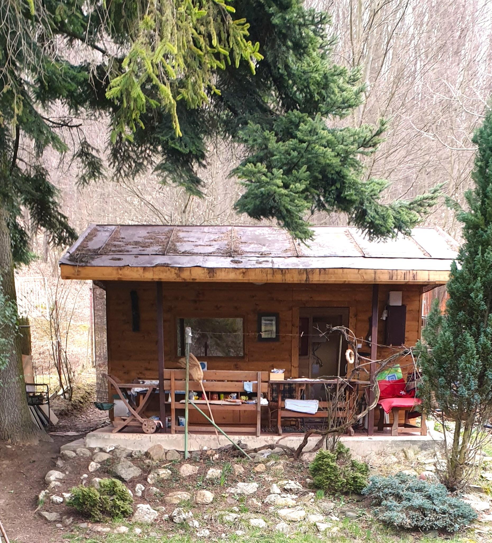 NA PREDAJ! Lukratívny pozemok s chatou v Myslave