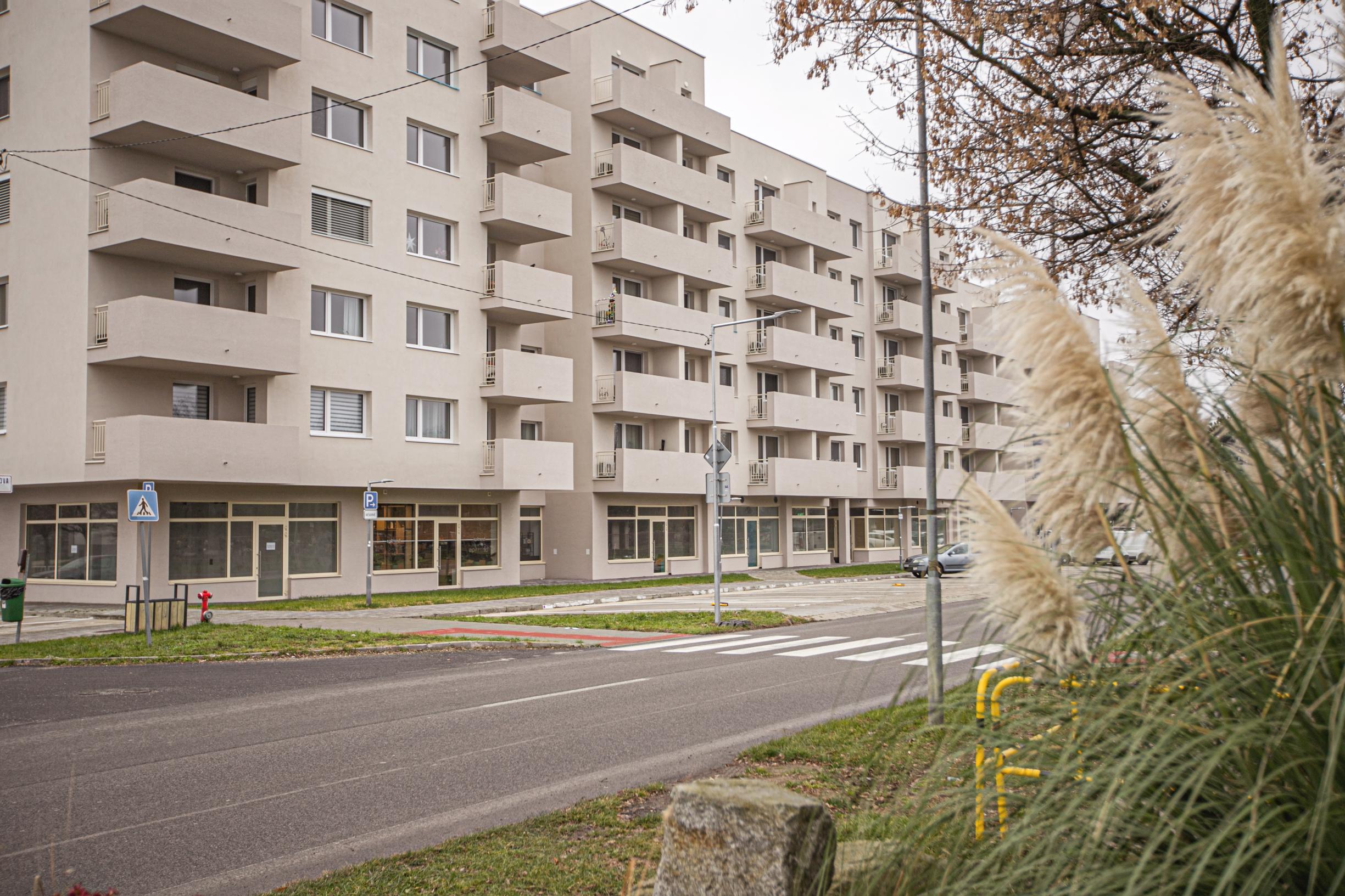 NA PRENÁJOM! Obchodné priestory v novostavbe v Bernolákove
