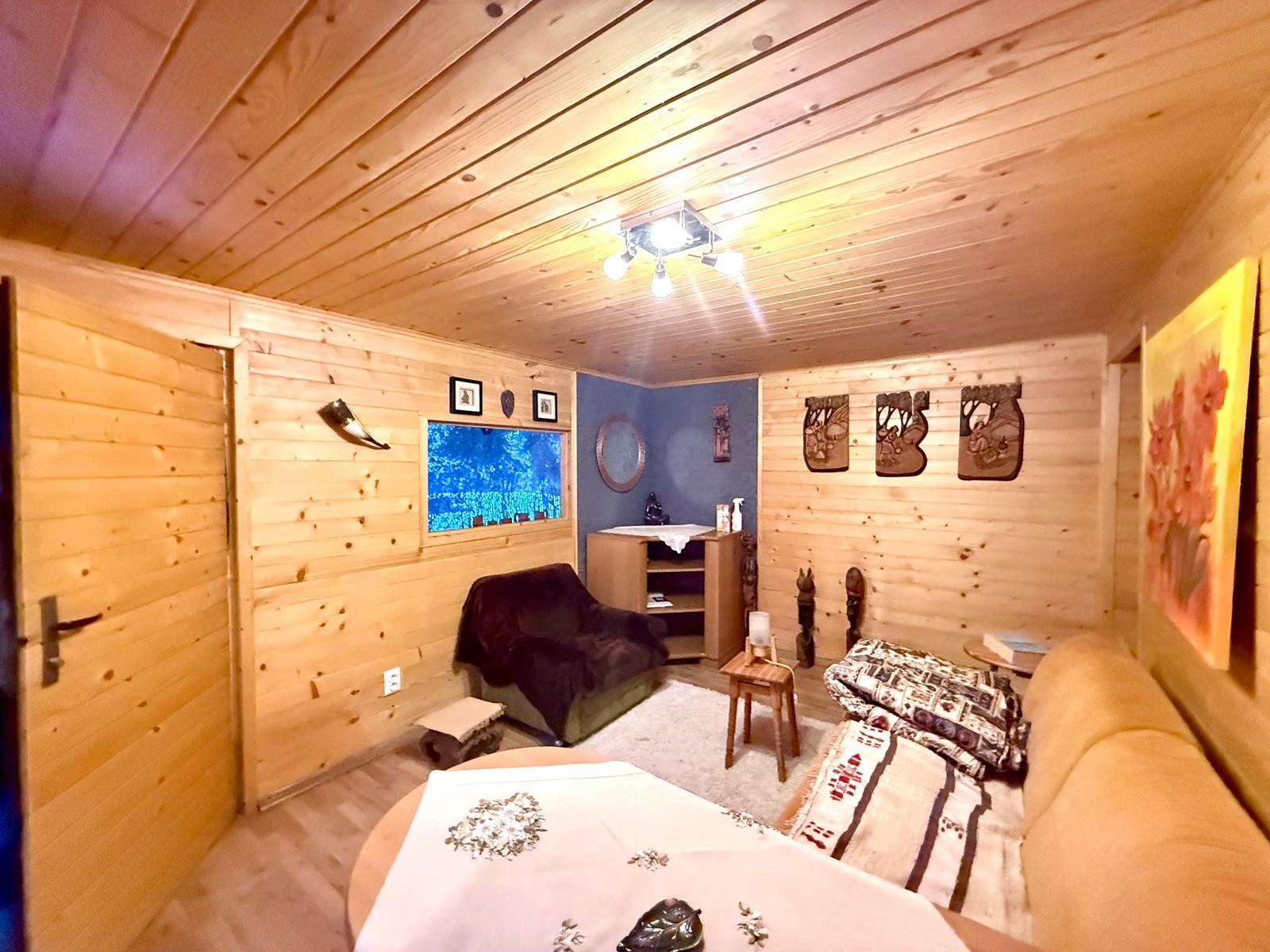 NA PREDAJ! Lukratívny pozemok s chatou v Myslave