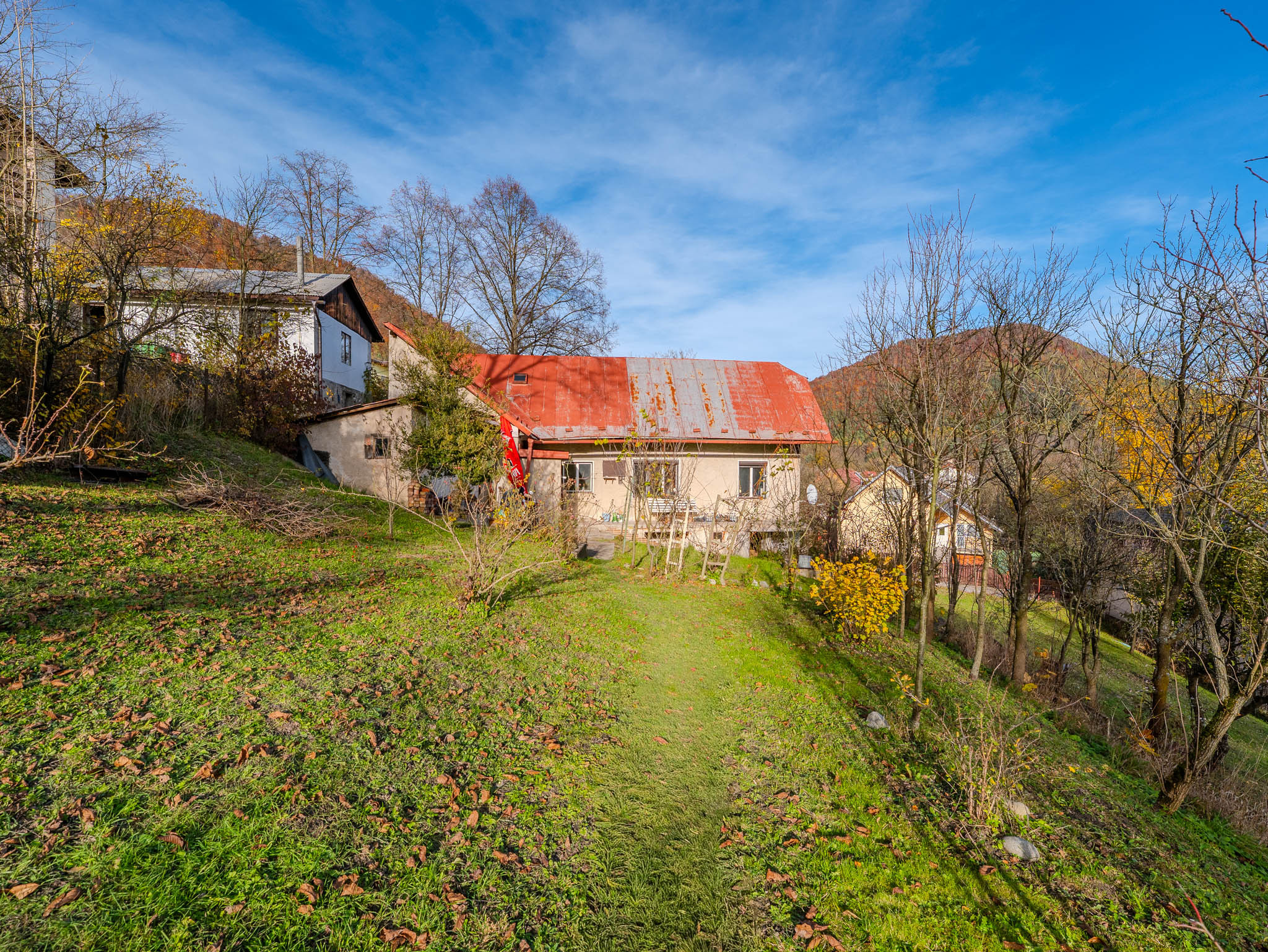 IBA U NÁS! Na predaj  dom s veľkým pozemkom - Vranie, 2862 m2