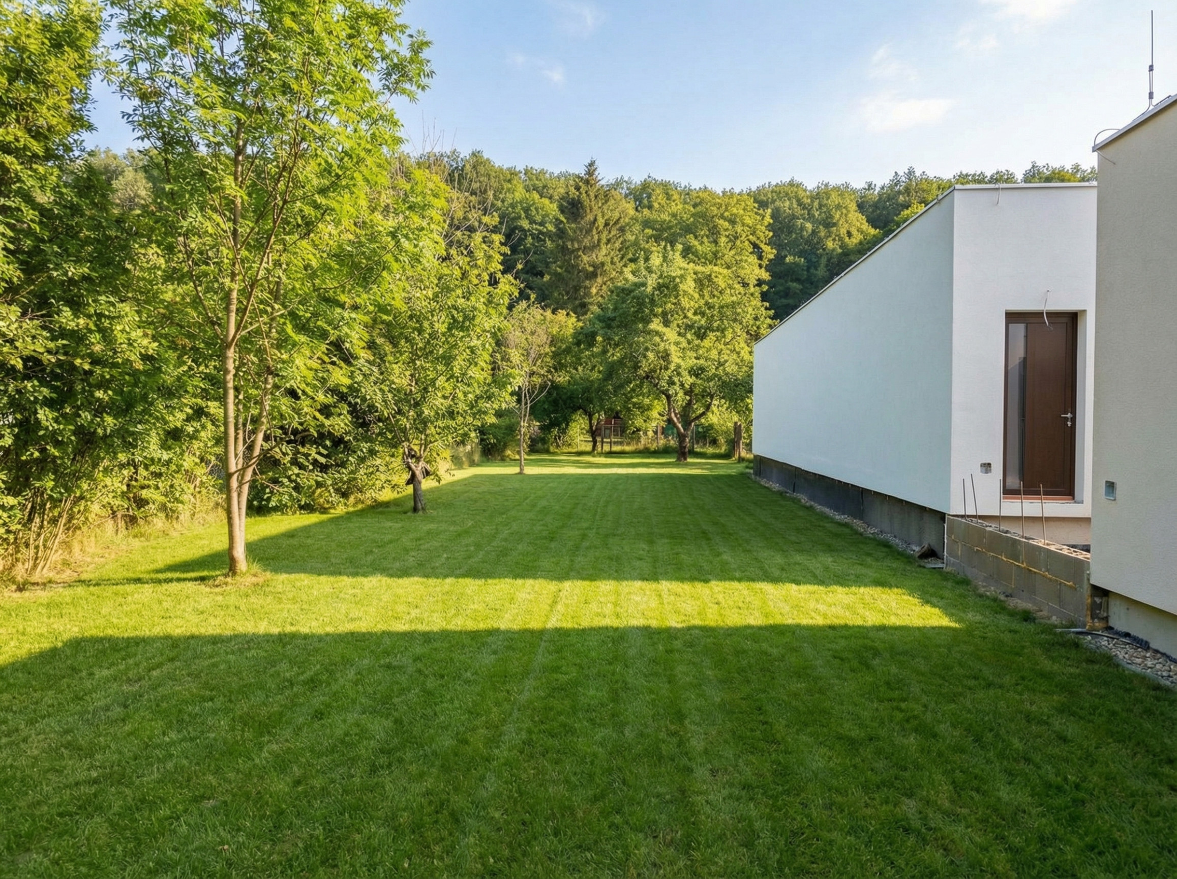 NA PREDAJ! Lukratívny pozemok s chatou v Myslave