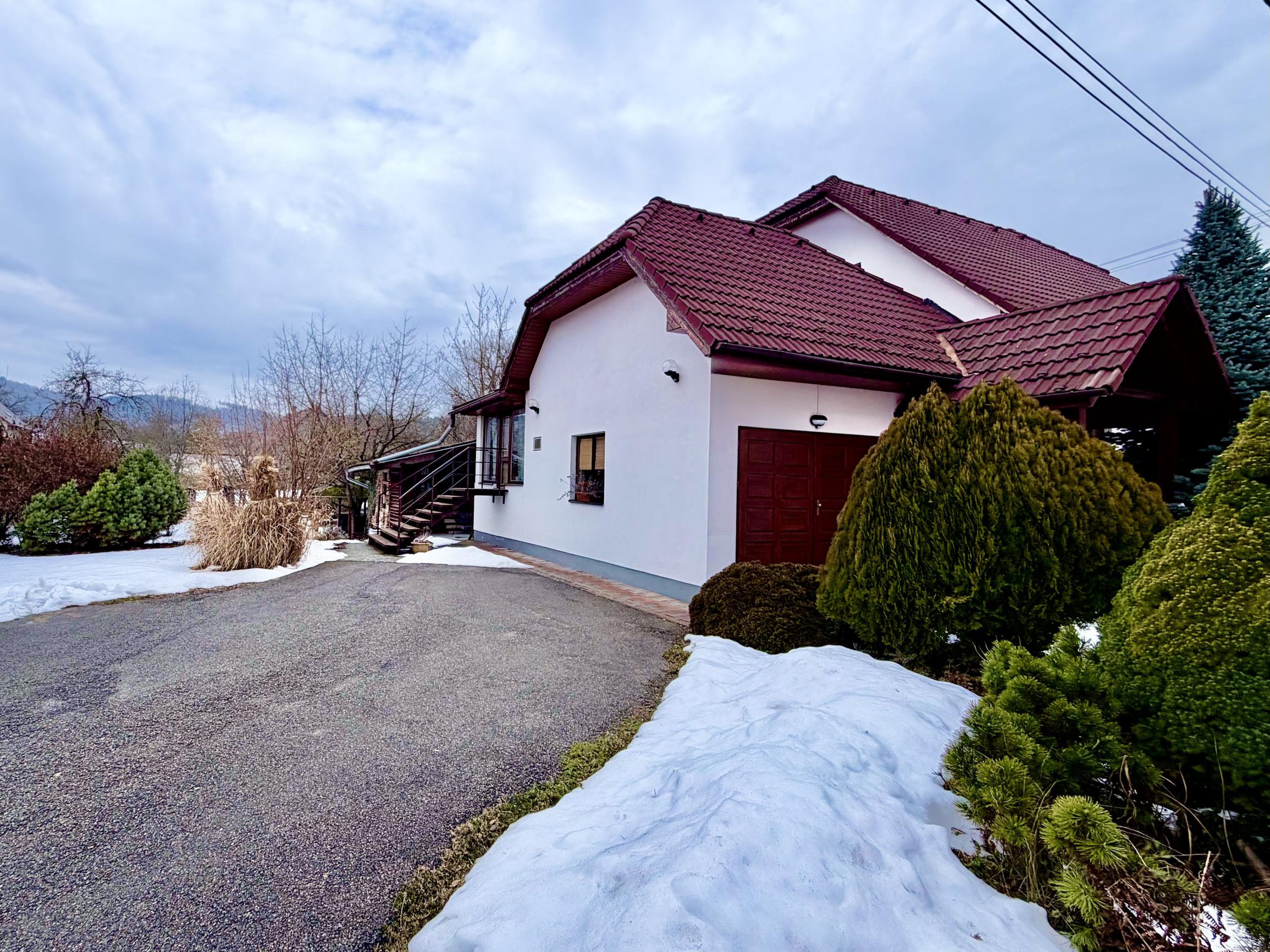 IBA U NÁS! Rodinný dom s väčšou záhradou - Lednické Rovne