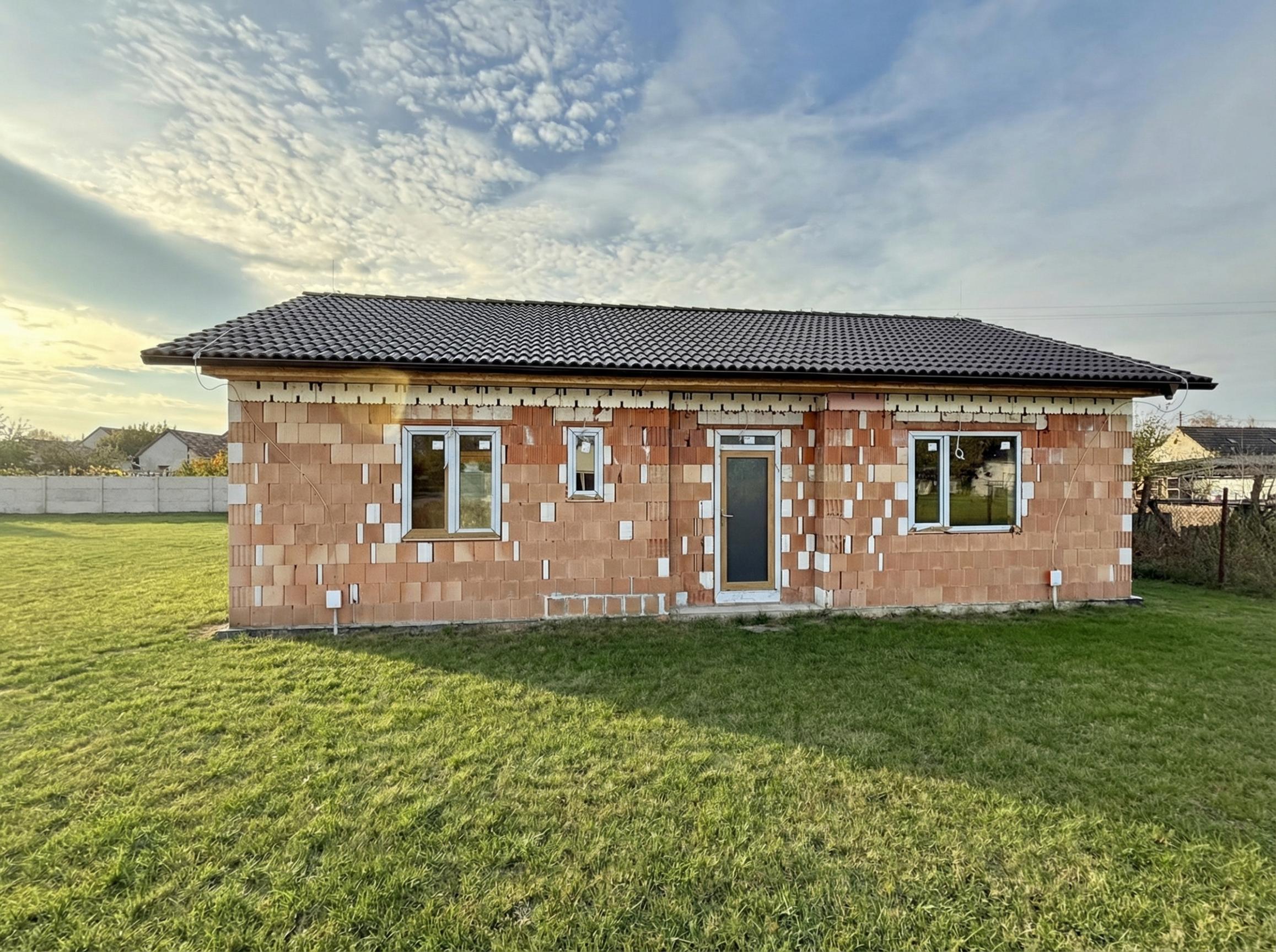 IBA U NÁS! Na predaj- novostavba 3 i RD v obci Horná Potôň