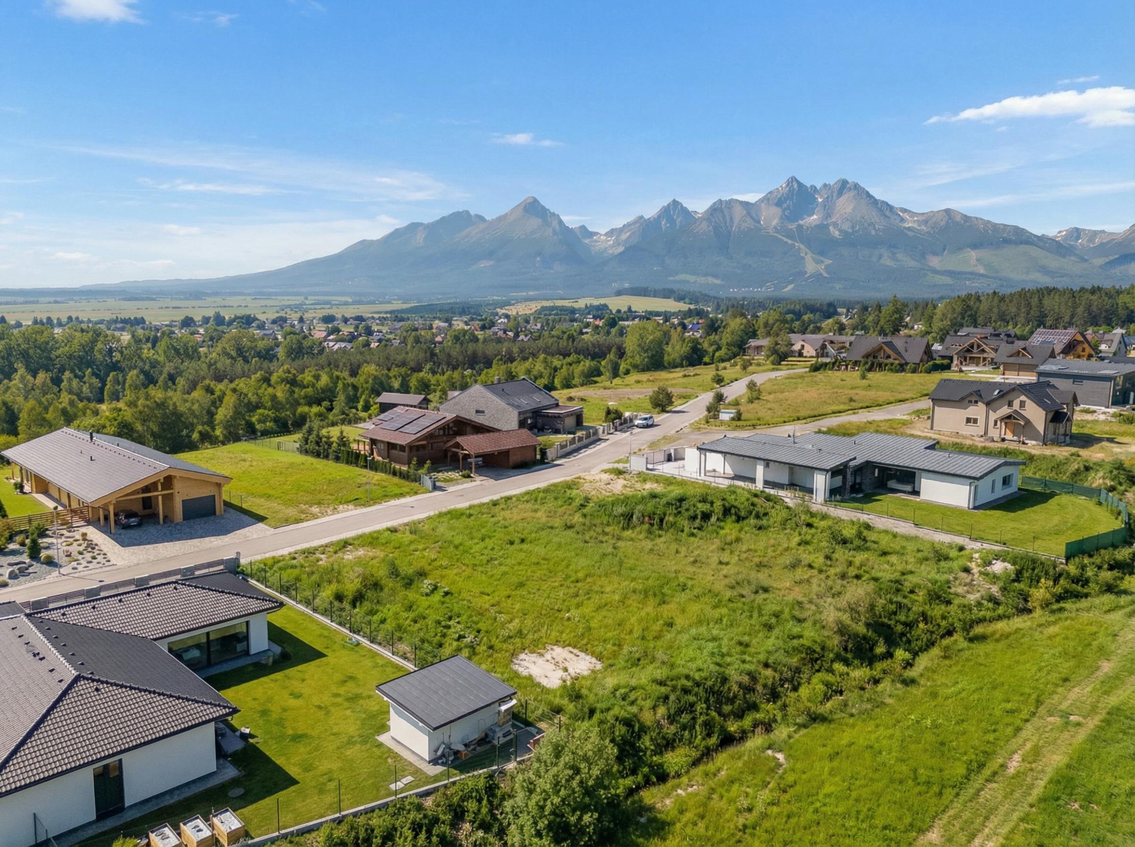 IBA U NÁS! Jedinečný stavebný pozemok vo Veľkej Lomnici