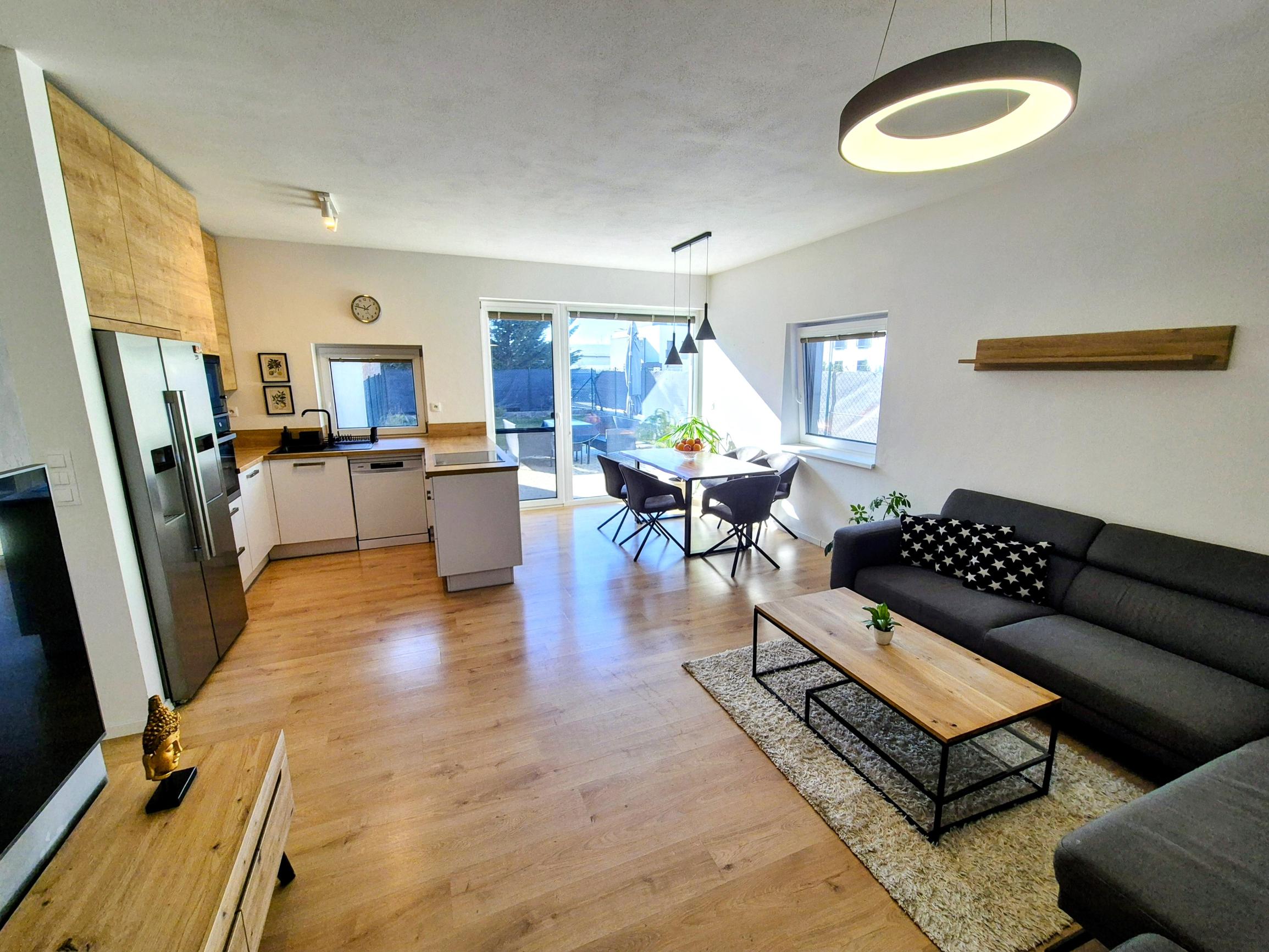 IBA U NÁS: Na predaj pekný 4i byt v rodinnom dome v Stupave.