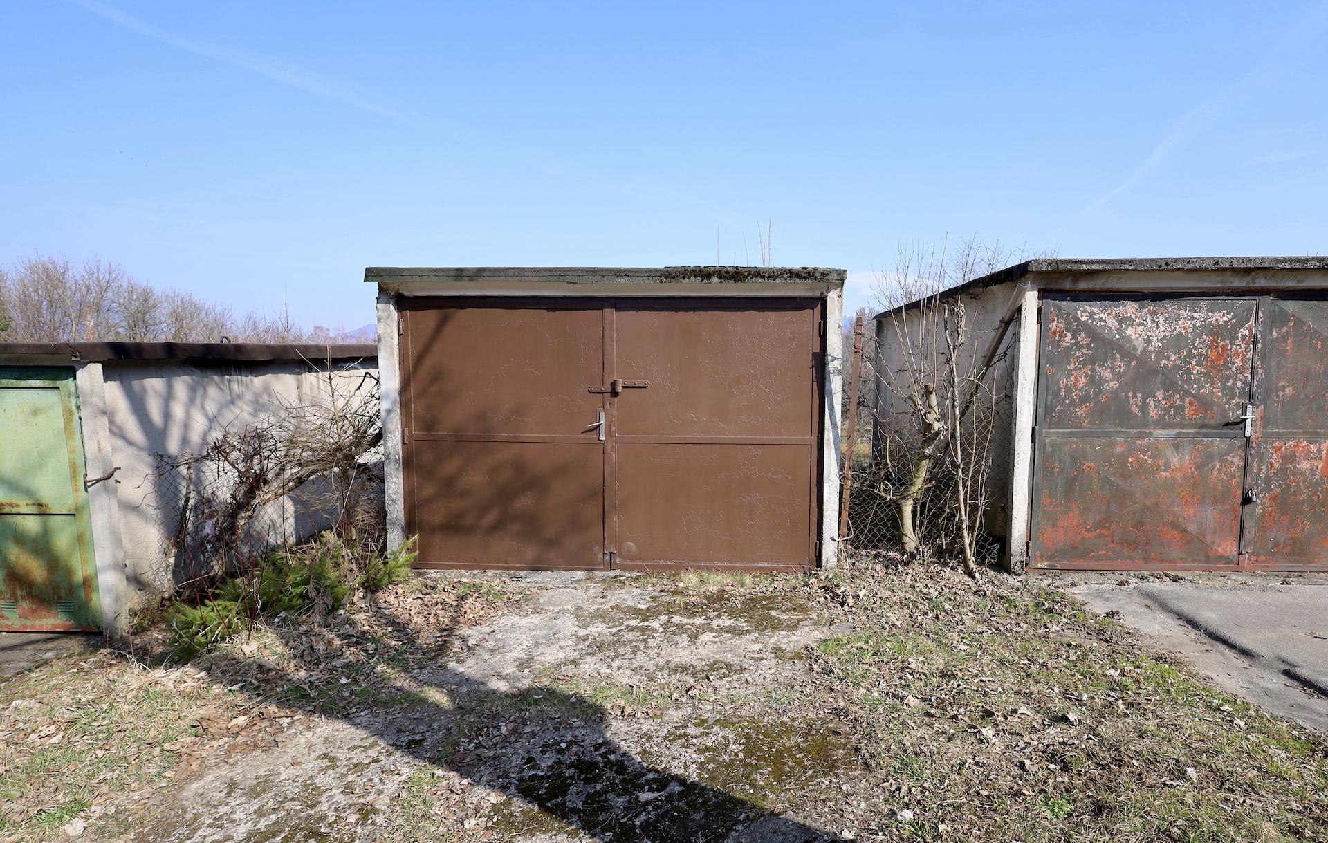 PREDAJ: Samostatne stojaca betónová garáž - Martin.