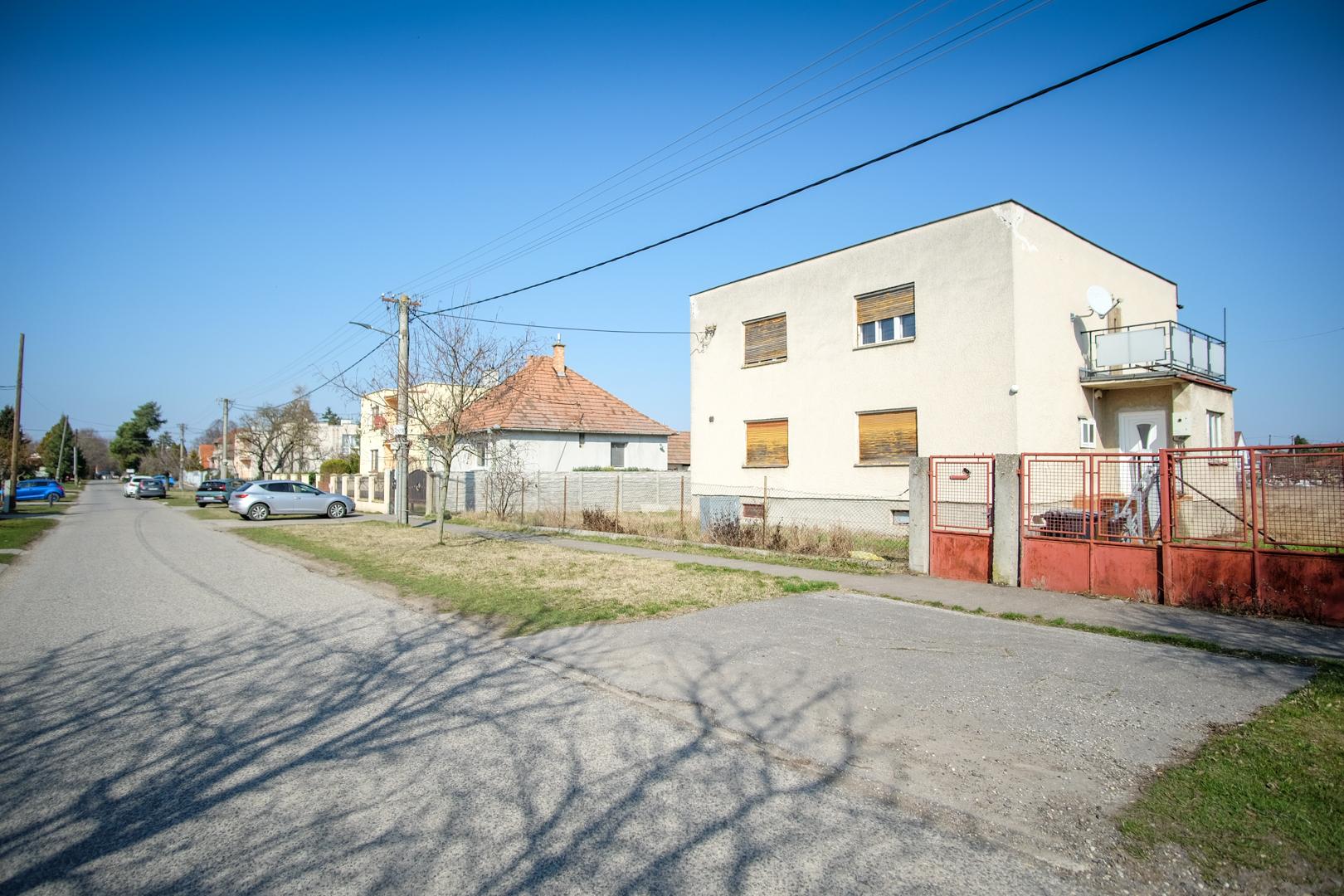 IBA U NÁS! 7 izbový dom s veľkým pozemkom 1685 m2 v pôvodnej časti Miloslavova - Investičná príležitosť