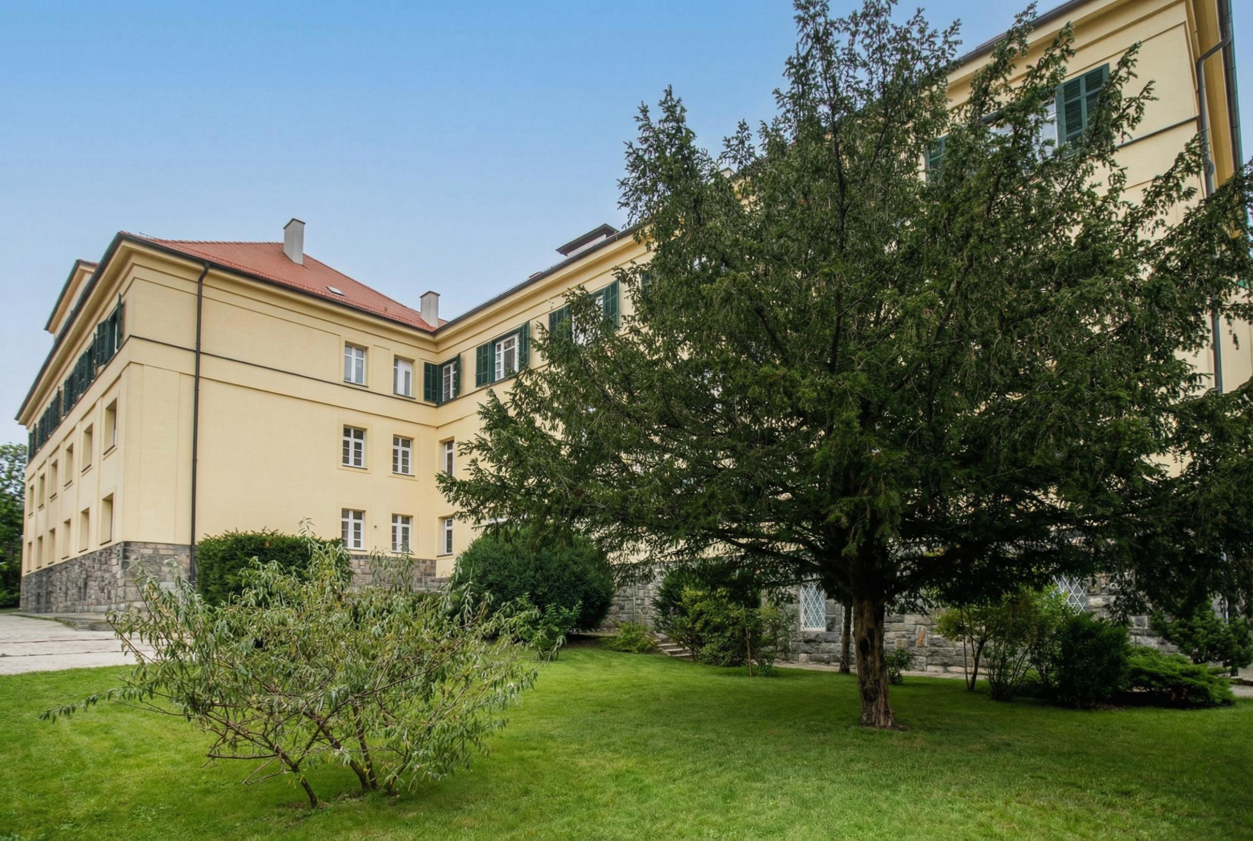 IBA U NÁS! Staromestský 2 izbový byt v pôvodnom stave, 83 m²