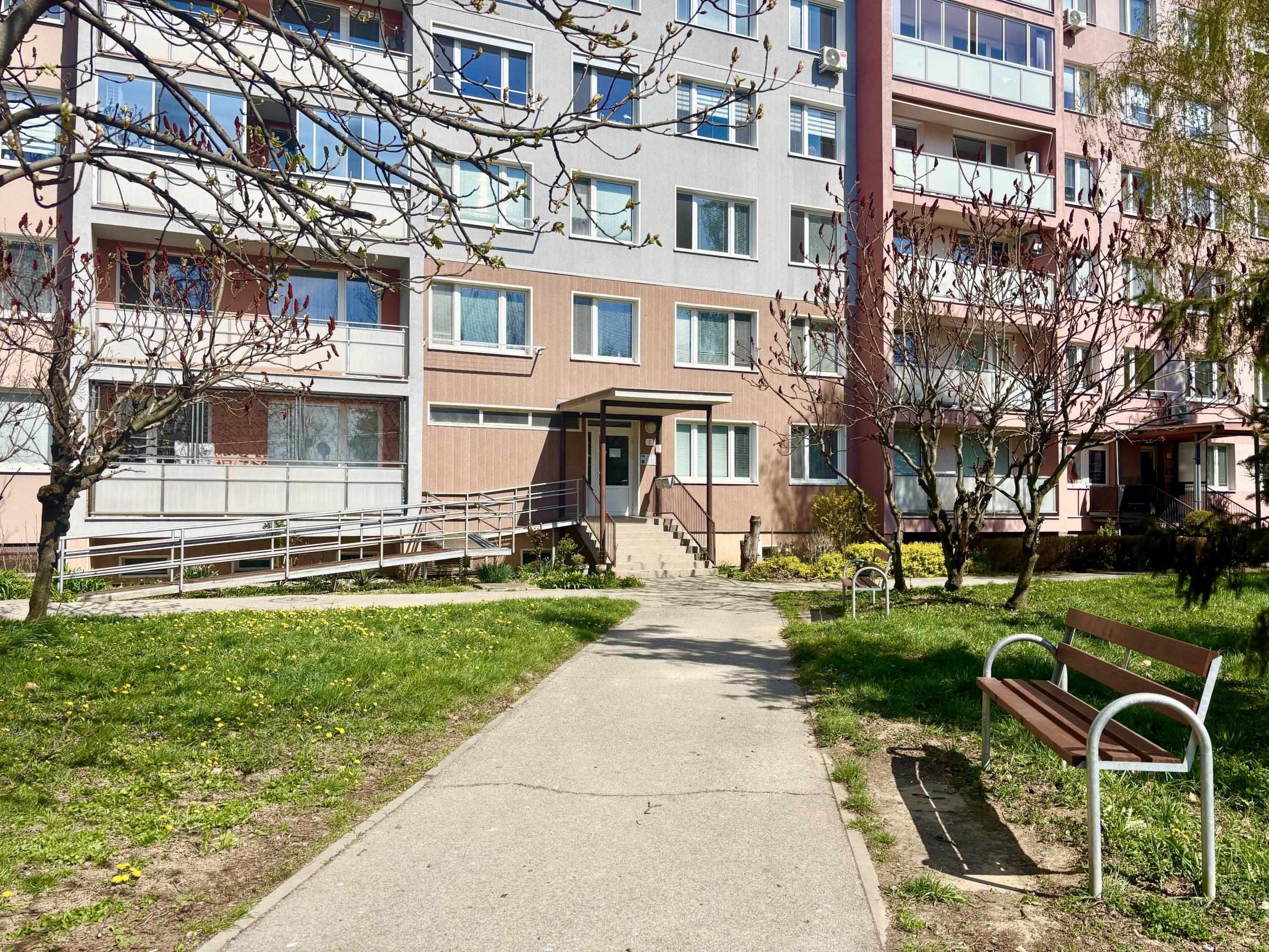 PRIPRAVUJEME! 3 izbový byt, loggia, pivnica, Košice