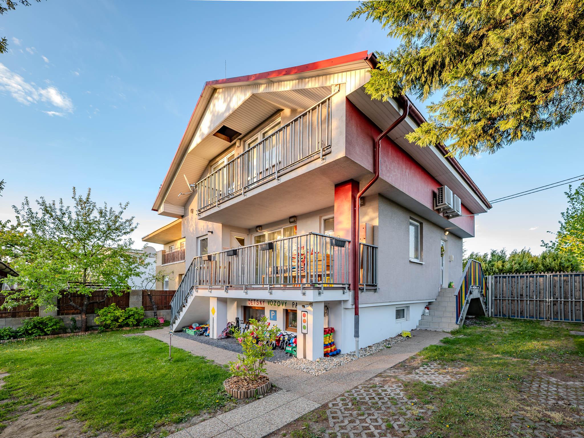 IBA U NÁS! NA PREDAJ PRIESTRANNÝ 6-IZBOVÝ RODINNÝ DOM S VEĽKÝM POZEMKOM A INVESTIČNÝM POTENCIÁLOM – BRATISLAVA, MOKRÁŇ ZÁHON (RUŽINOV)