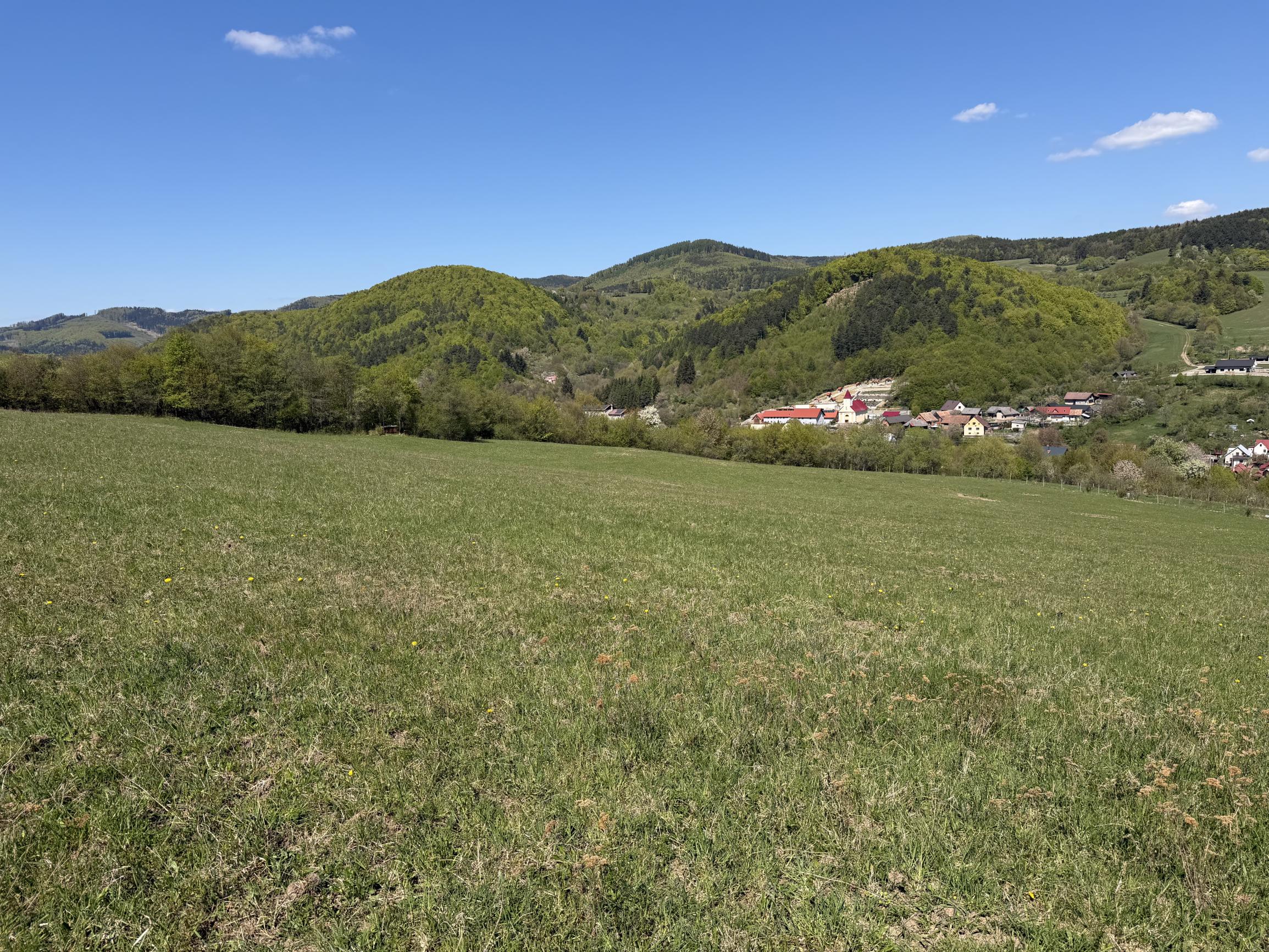 IBA U NÁS! Väčší pozemok s výhľadom nad obcou Zubák,o.Púchov