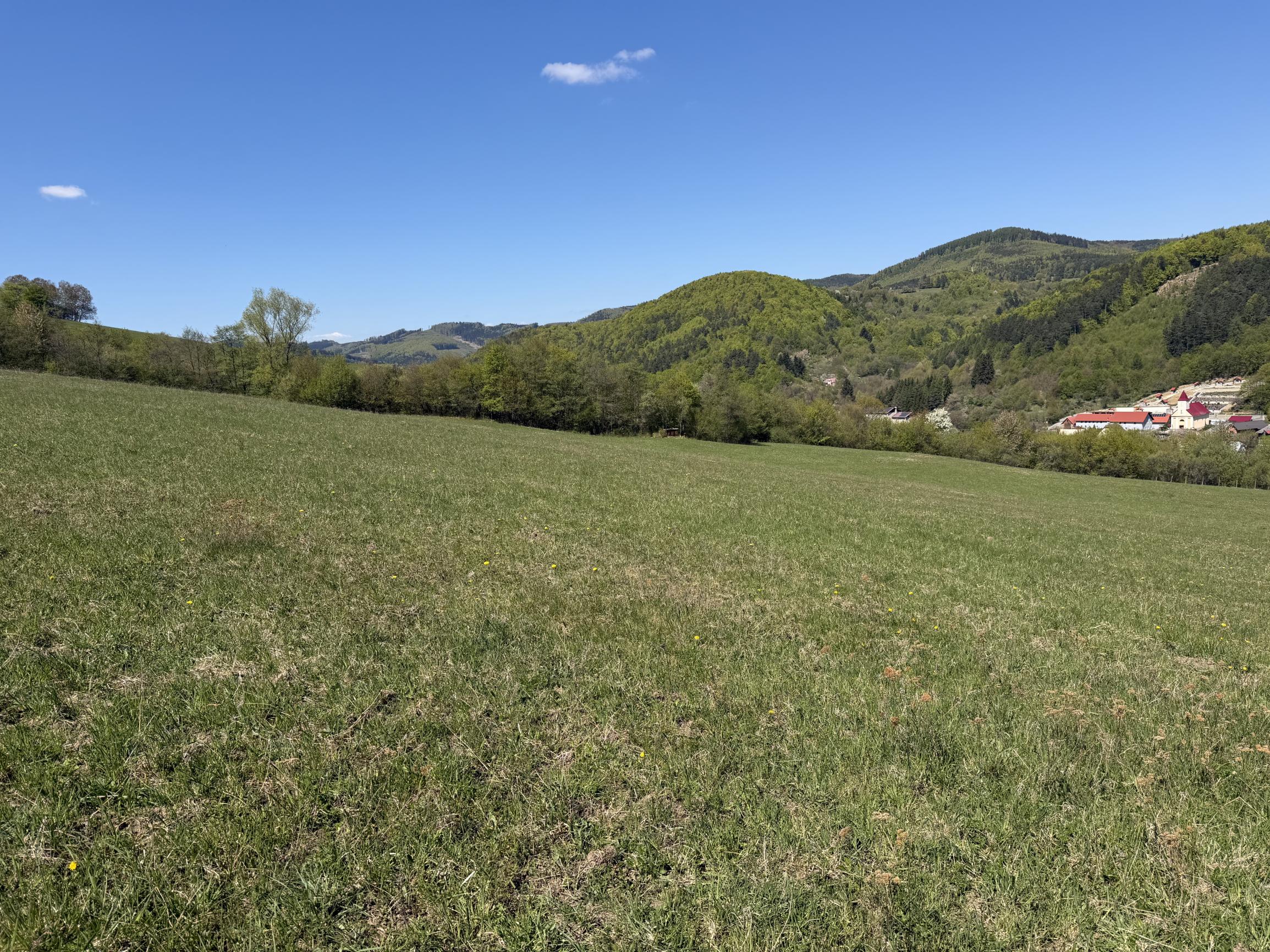 Väčší rekreačný pozemok s výhľadom nad obcou Zubák, o.Púchov