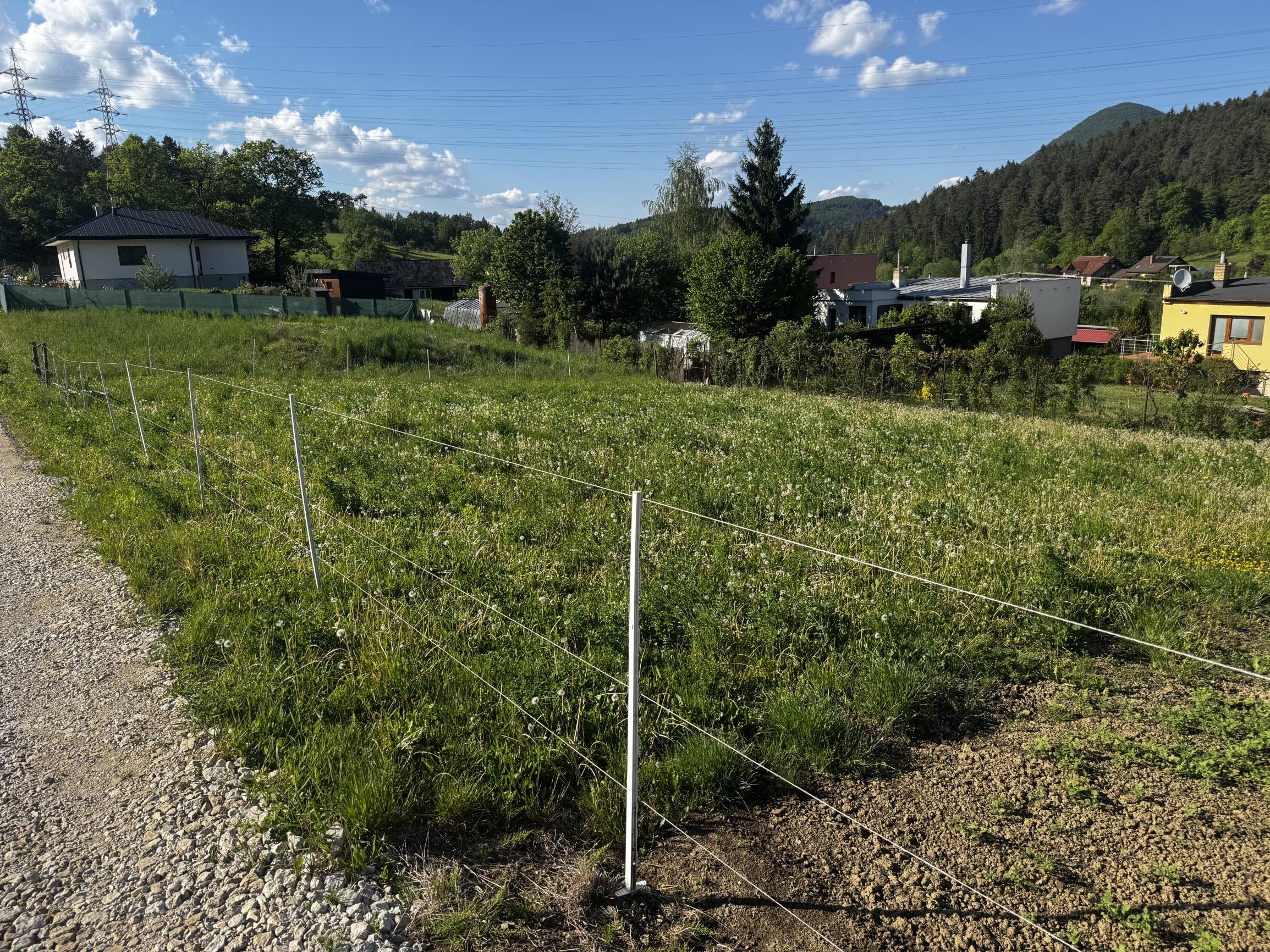 IBA U NÁS!  Stavebný pozemok, 750m2, Zemiansky Kvášov, PB