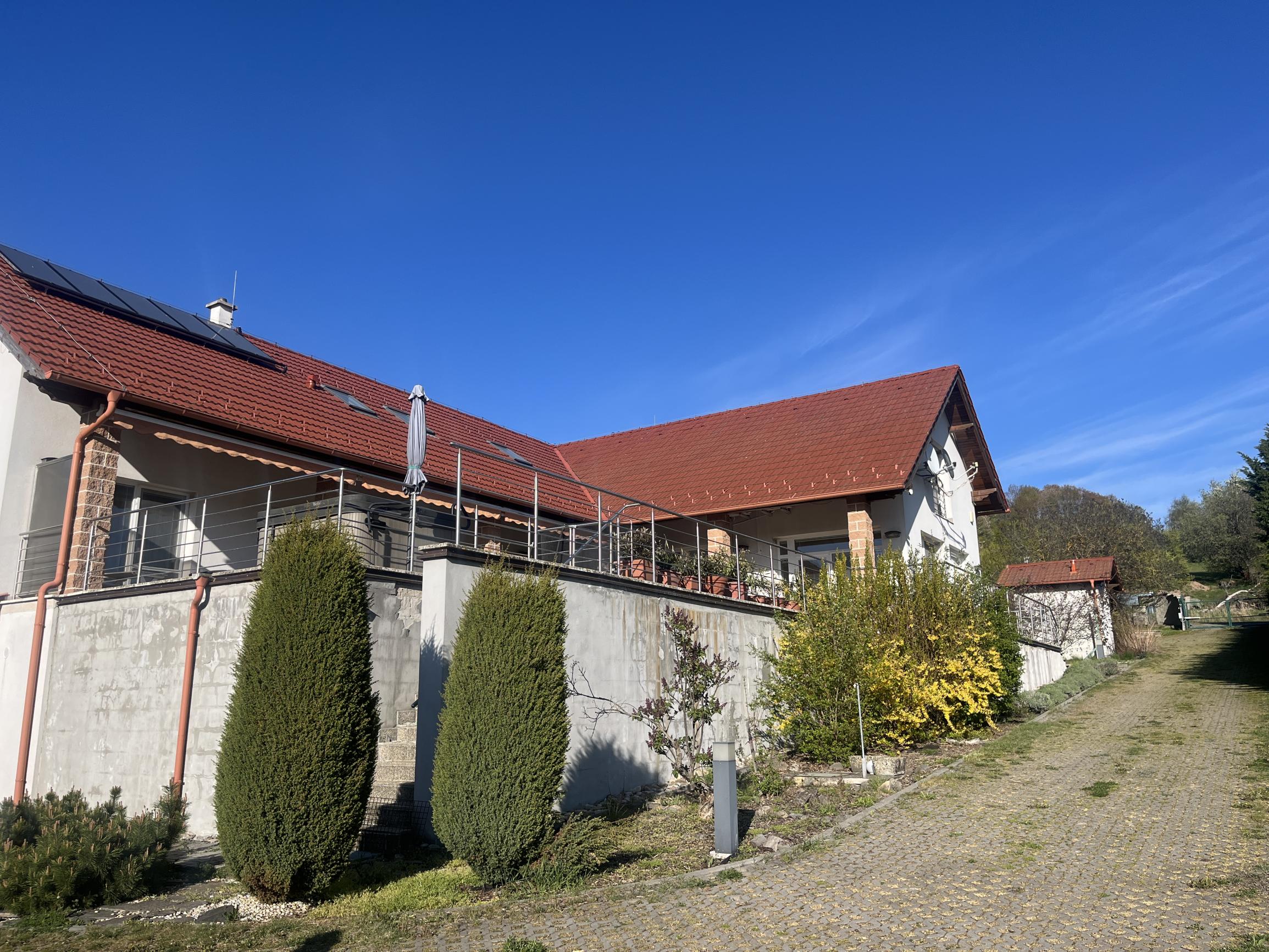 PRIPRAVUJEME!Rodinné 6i sídlo s 18.000m2 pozemkom, Nová Baňa