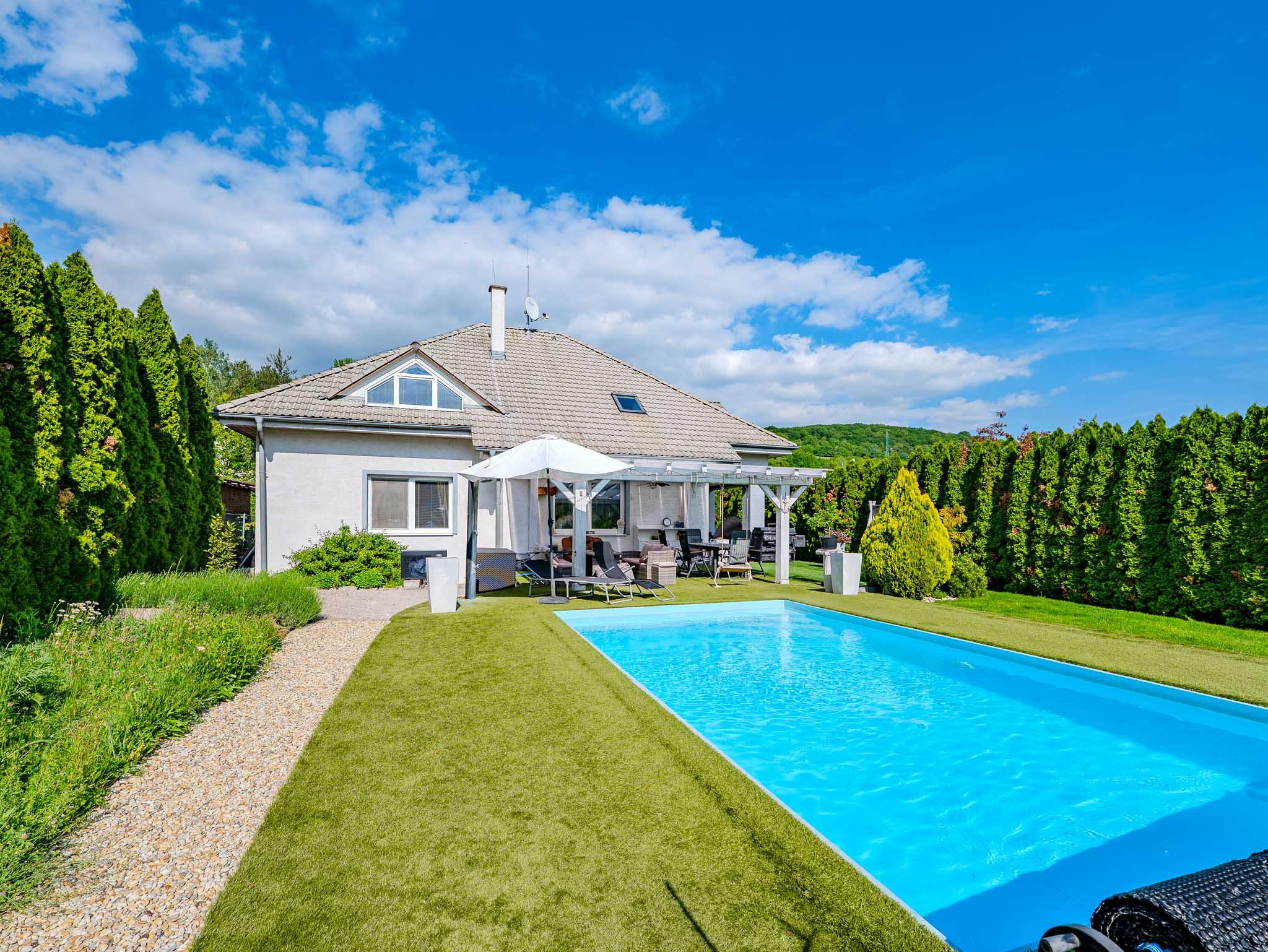 Nádherná rodinná vila s bazénom, 6 izieb, Zamarovce, TN