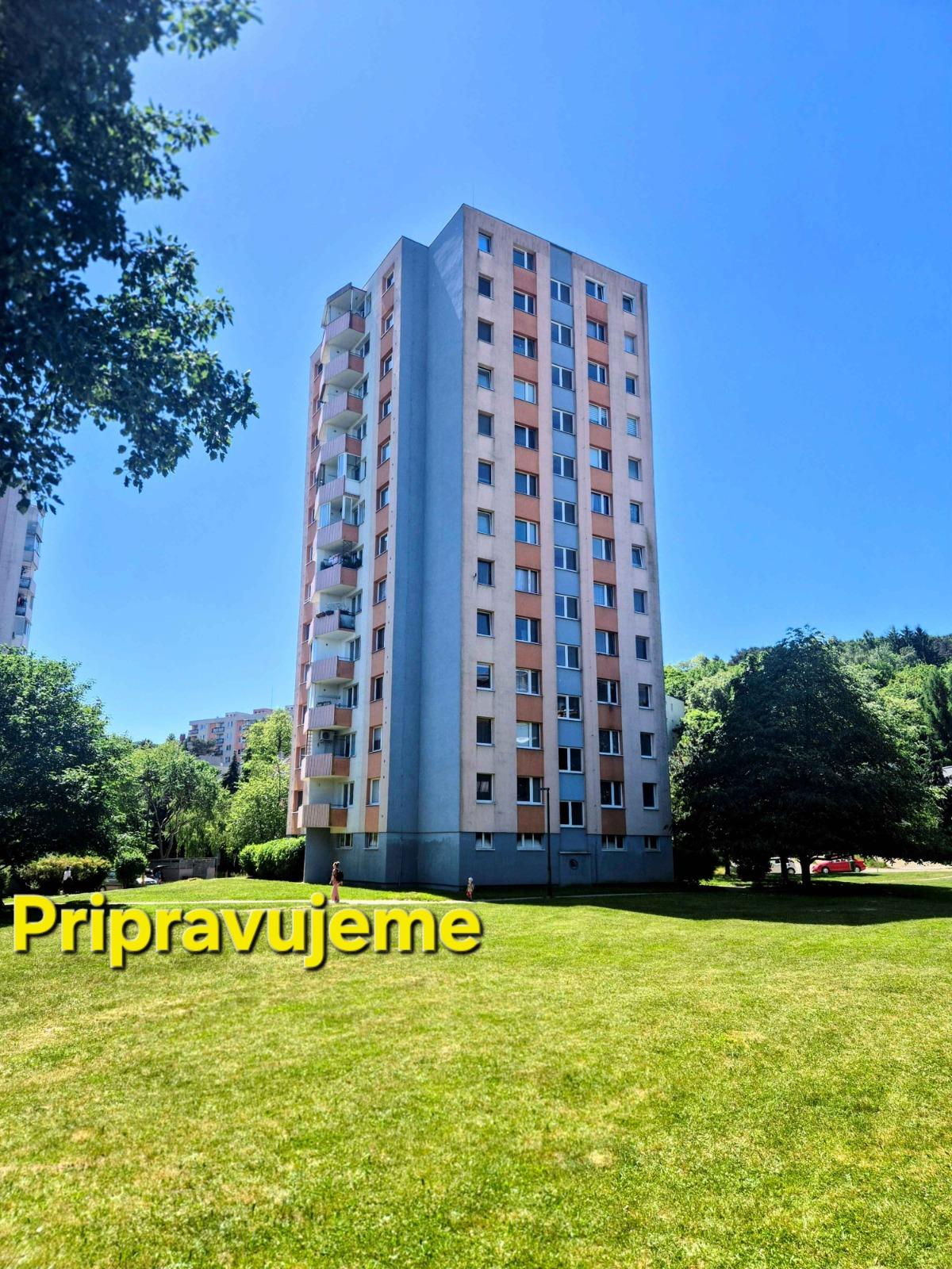 IBA U NÁS! Pekný 3-izbový byt s krásnymi výhľadmi v TOP lokalite Dúbravky