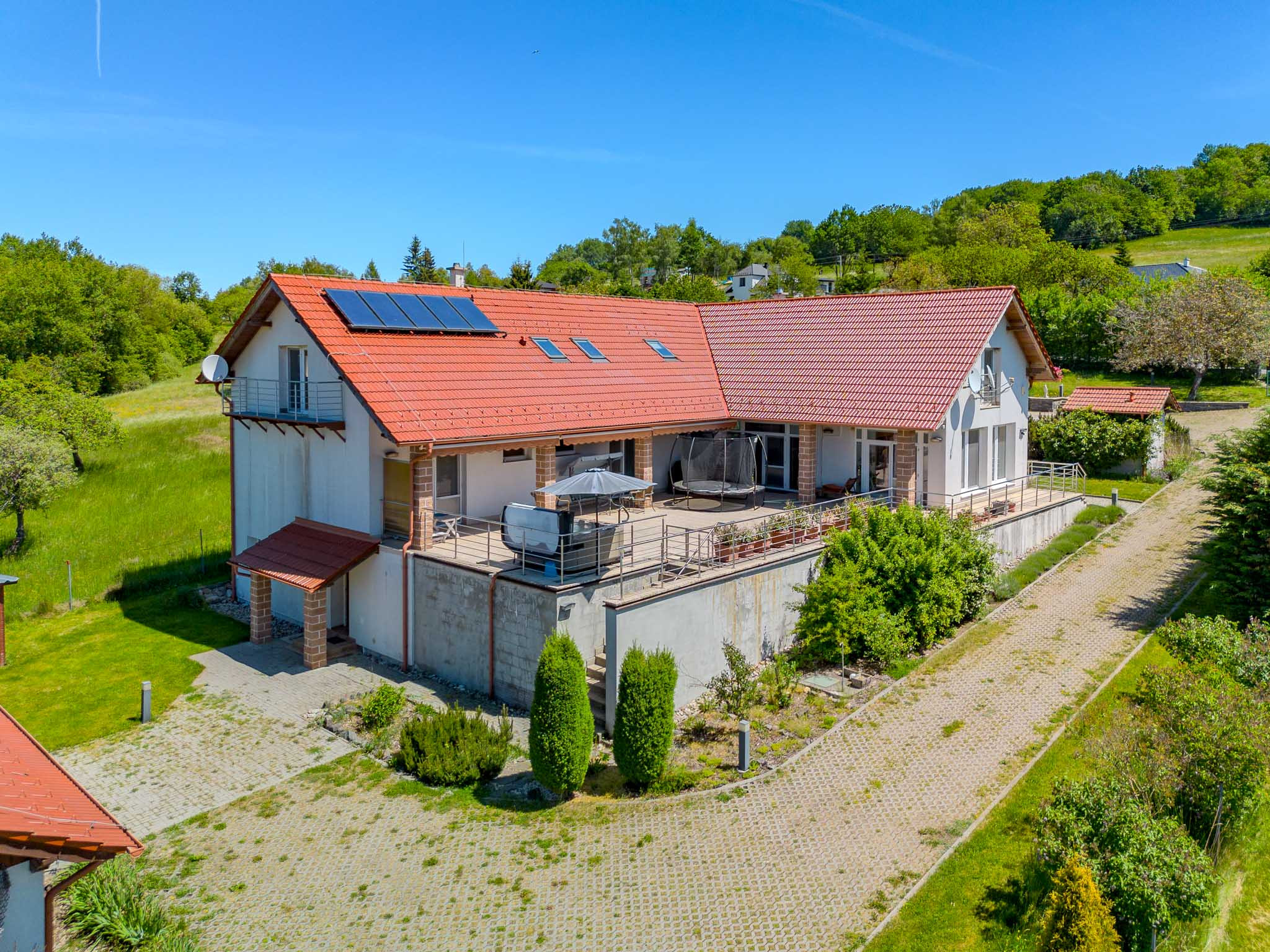 Na predaj rodinný 6i dom-sídlo, 9008m2 pozemok, Nová Baňa