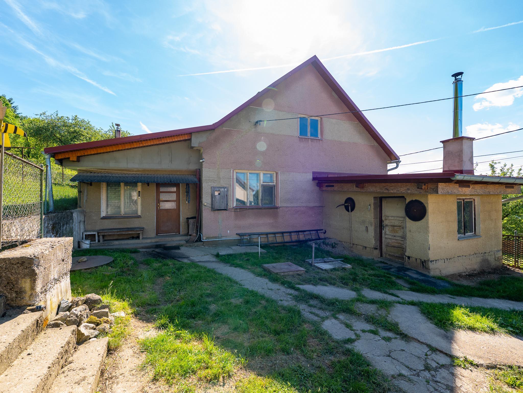 Slnečný 3i rodinný dom s potenciálom , 433m2, Horné Ladce