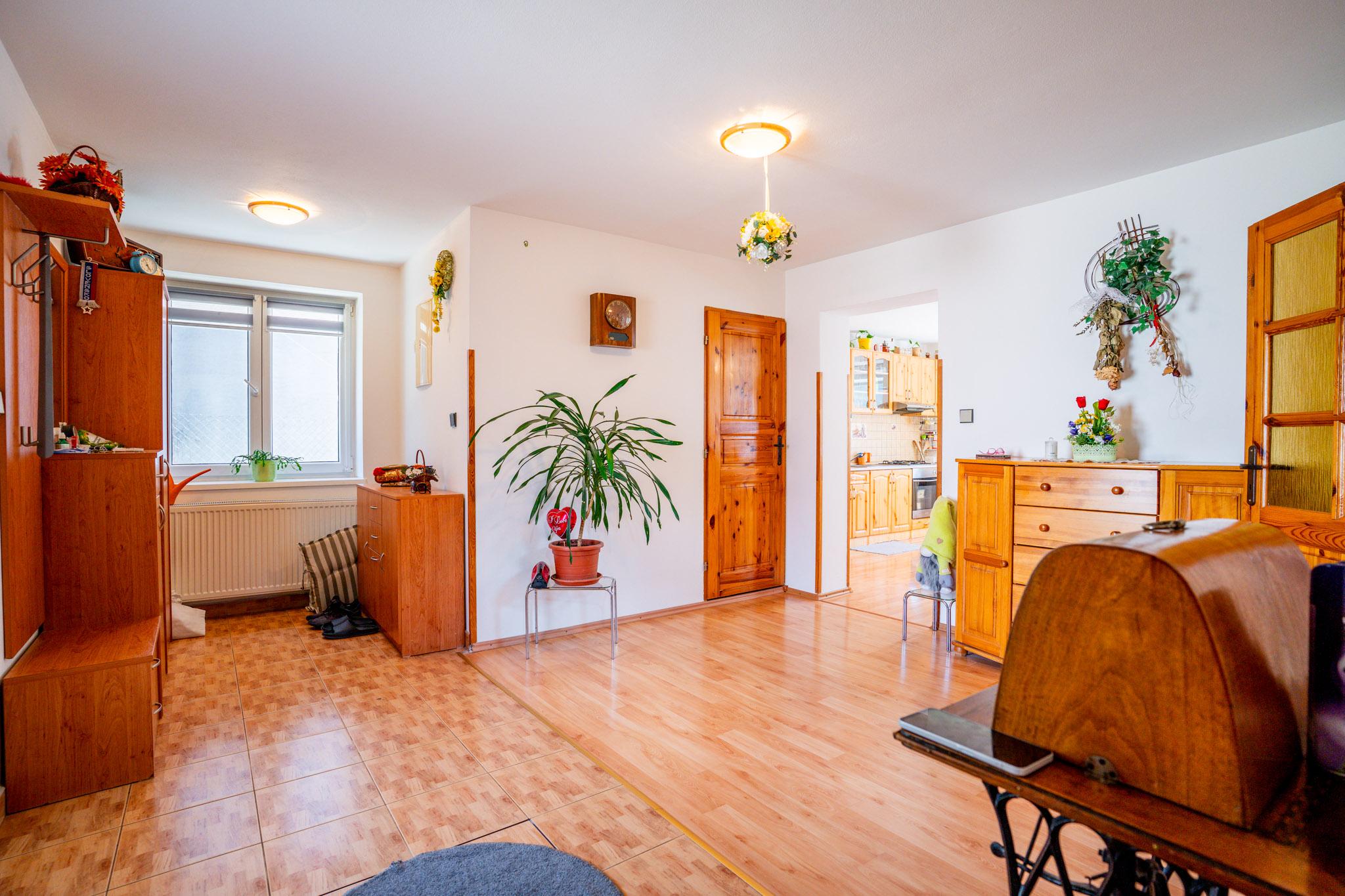 Priestranný 4i rodinný dom s bazénom, 2700 m2, Mor. Lieskové